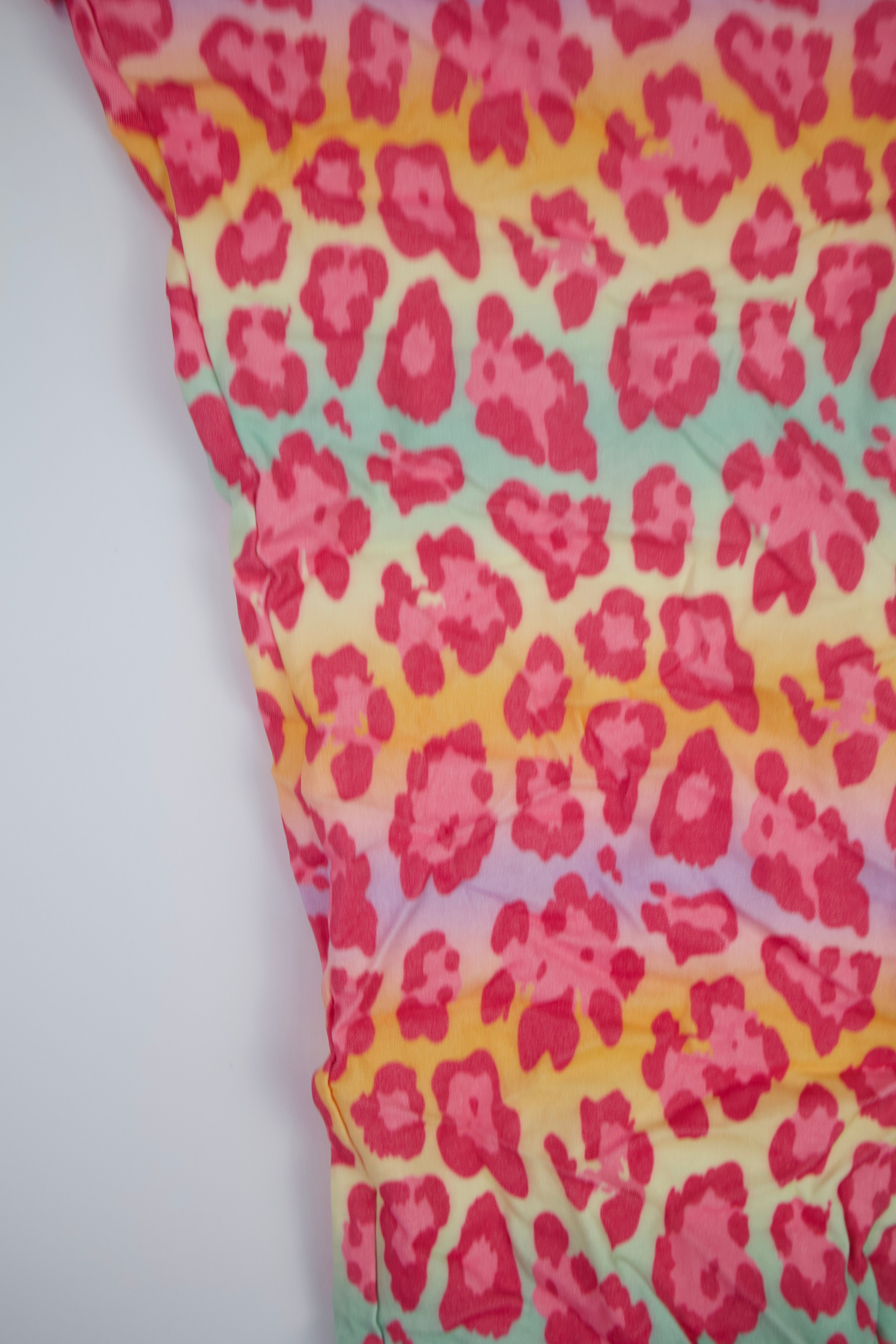 Stoffhose mit Leo-Print – Pastell & Neon