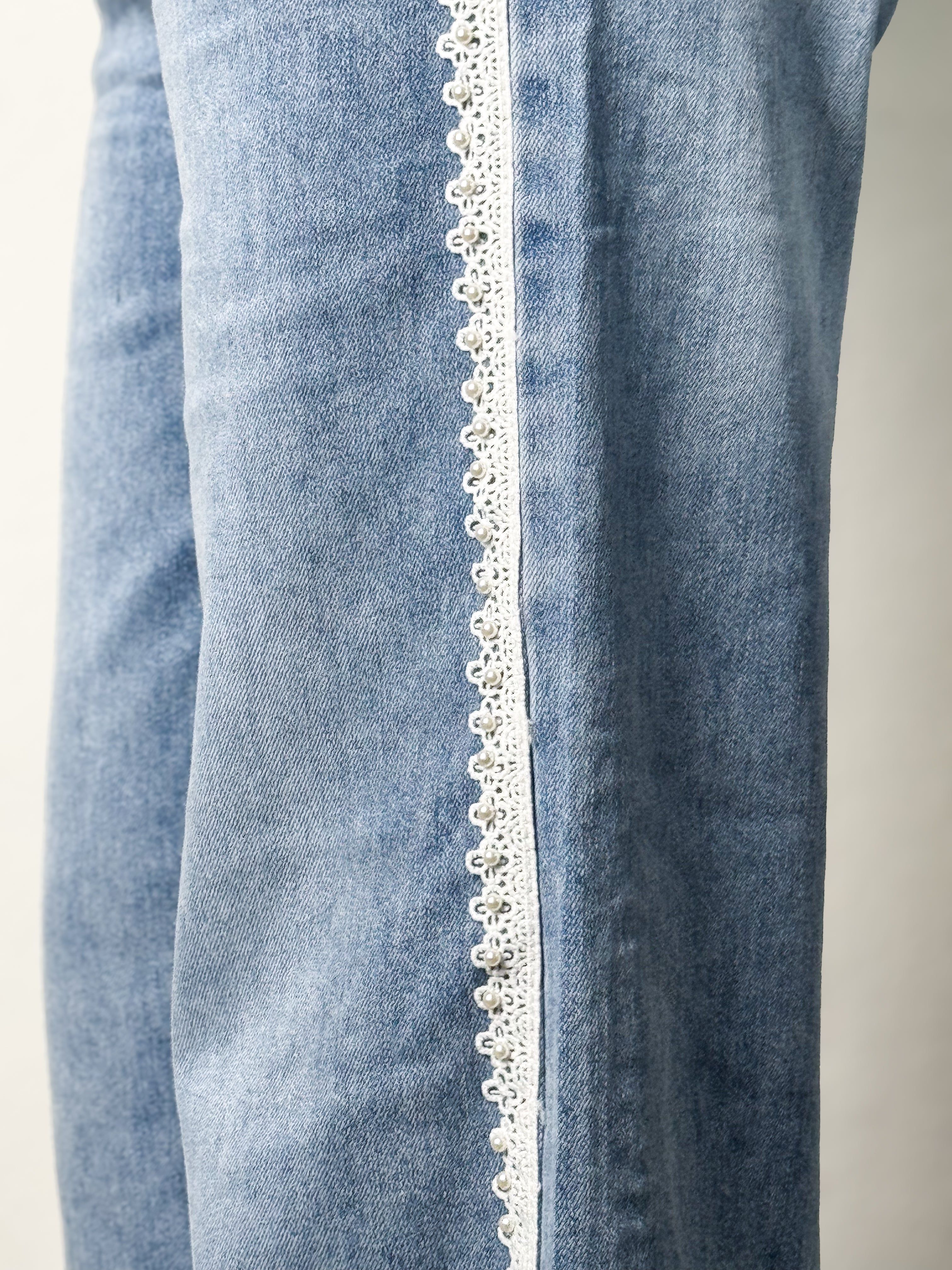 Milas Wide Leg Jeans mit Spitzen- & Perlendetails