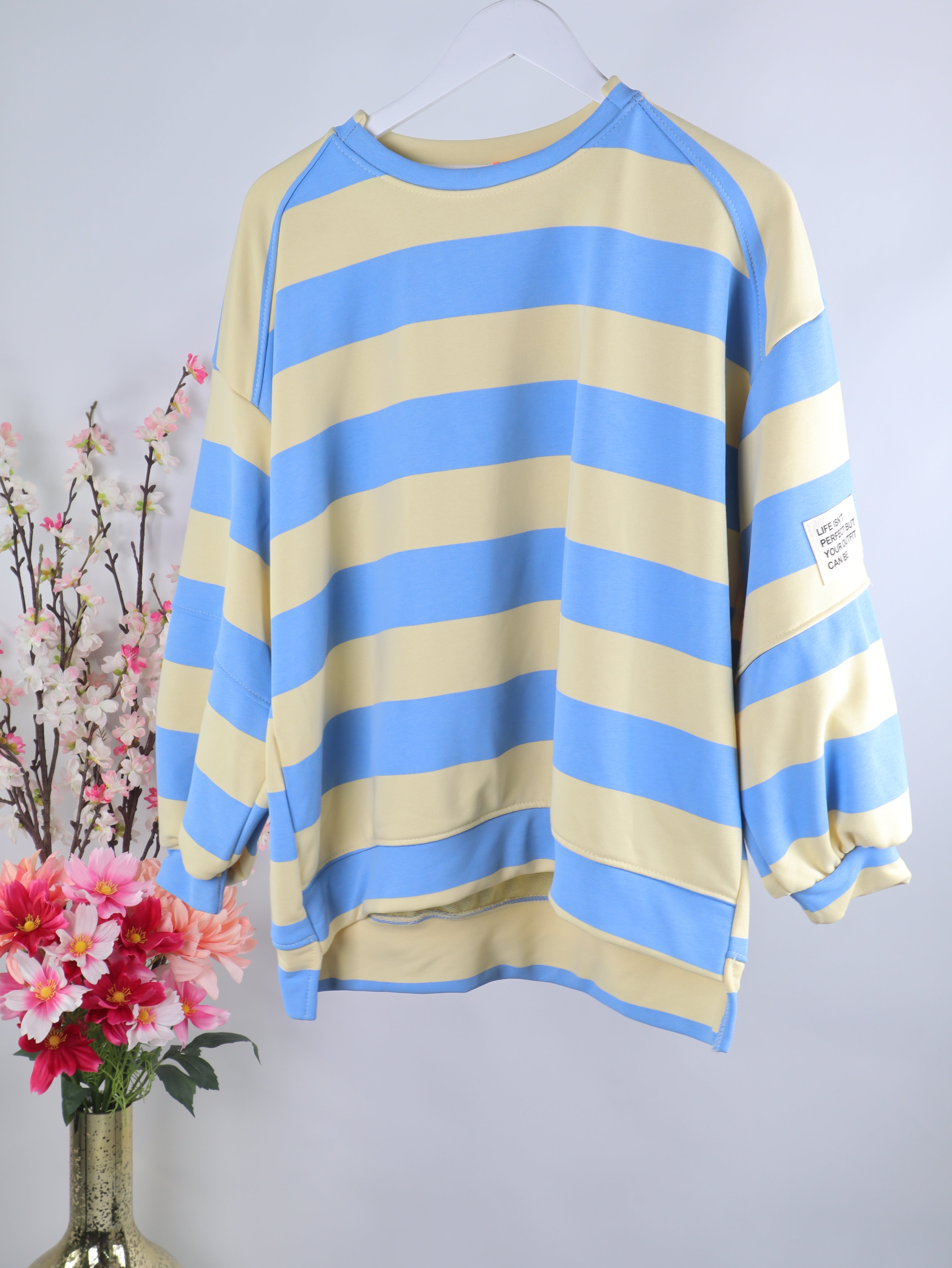 Oversize Streifen-Sweater mit Statement-Patch