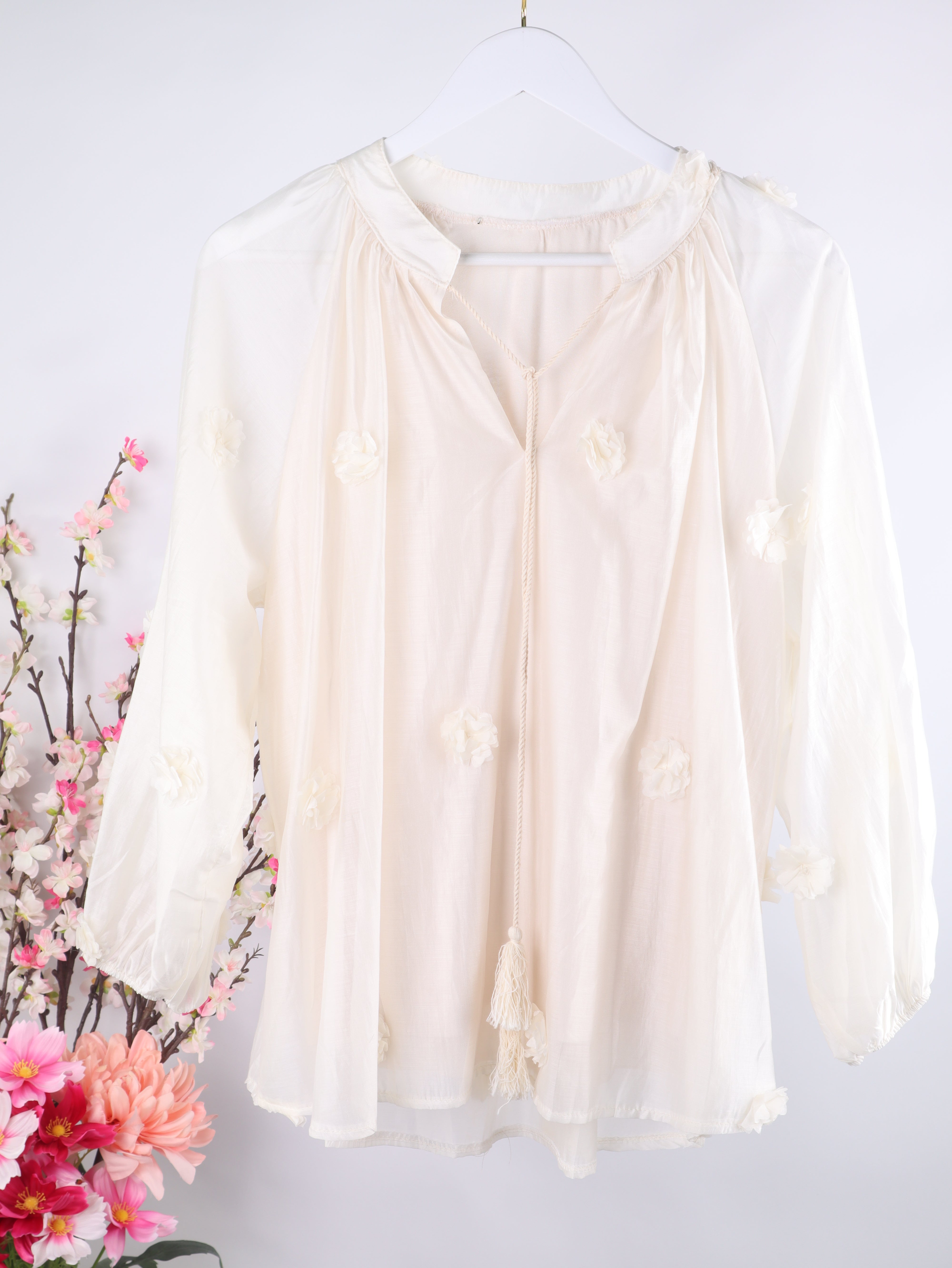 Leichte Bluse mit 3D-Blüten & Bindeband