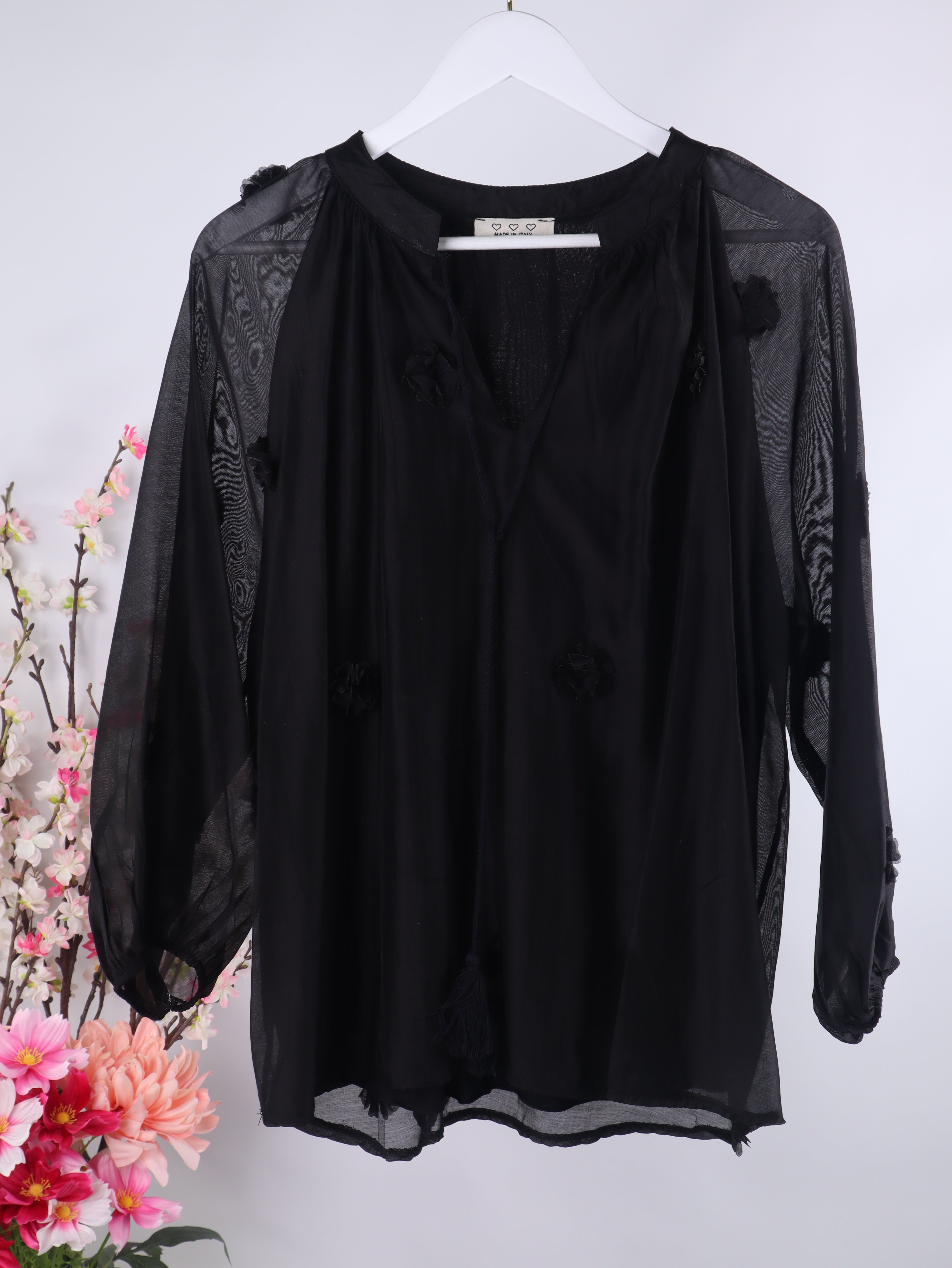 Leichte Bluse mit 3D-Blüten & Bindeband