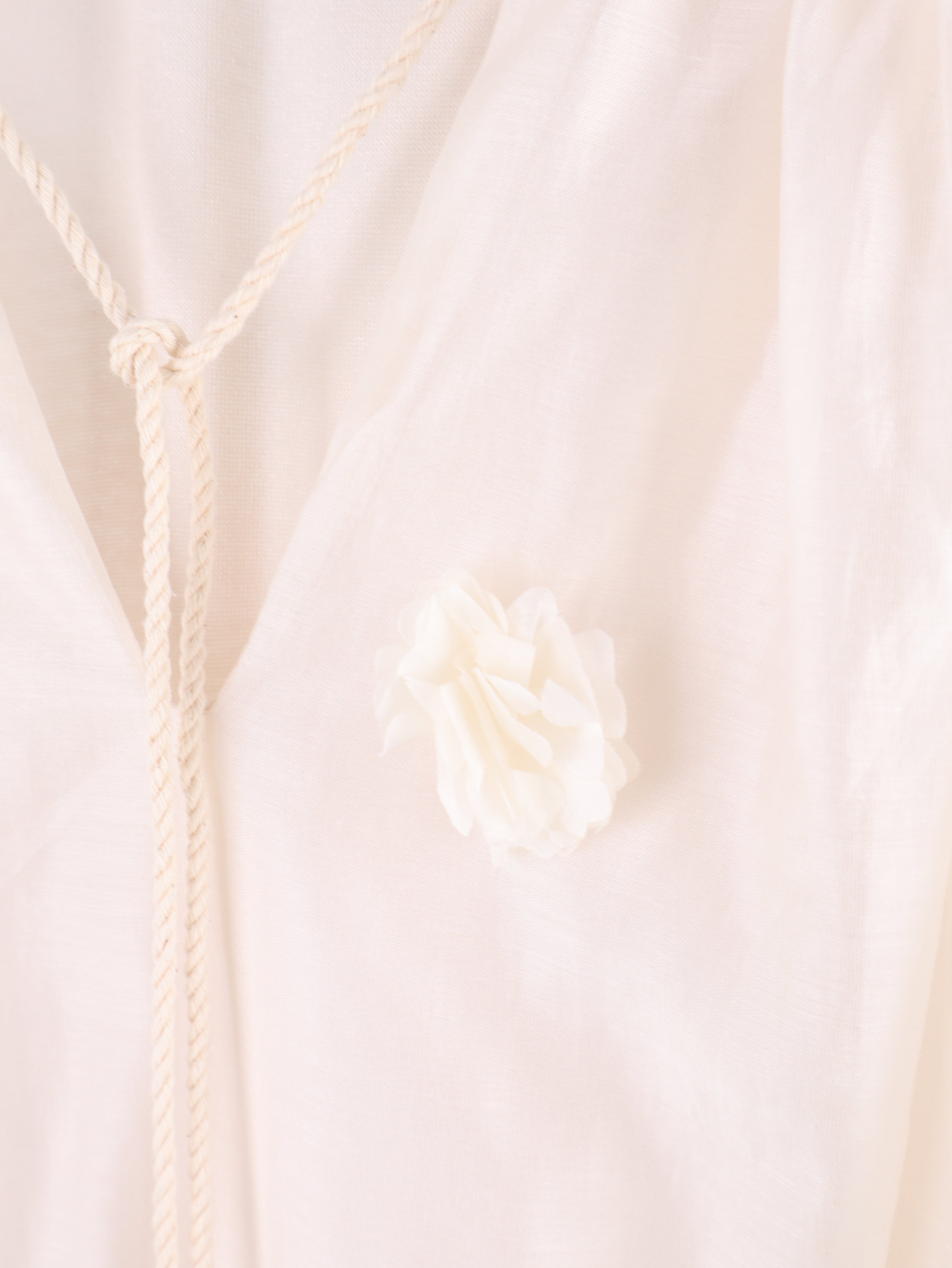 Leichte Bluse mit 3D-Blüten & Bindeband