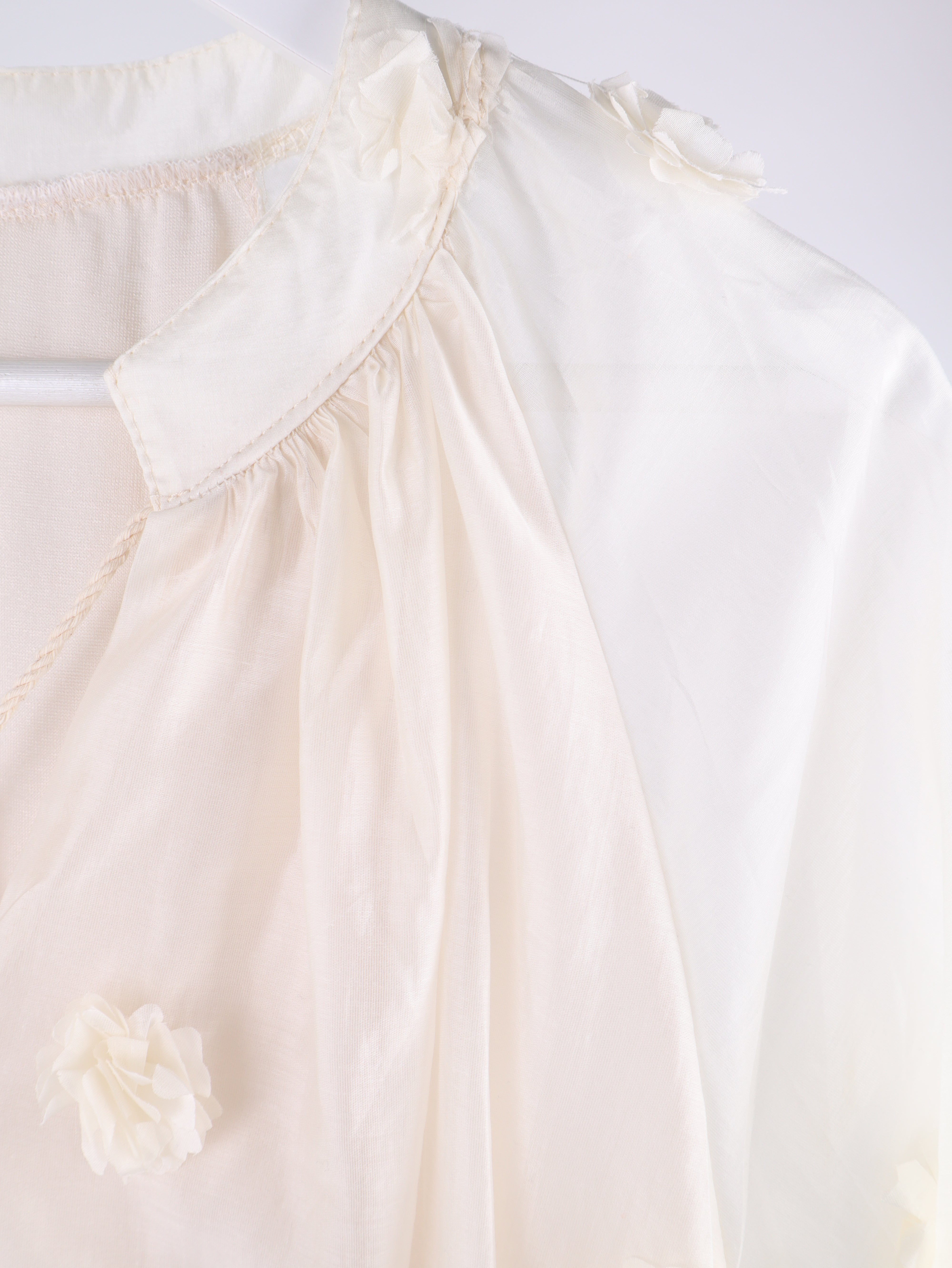 Leichte Bluse mit 3D-Blüten & Bindeband