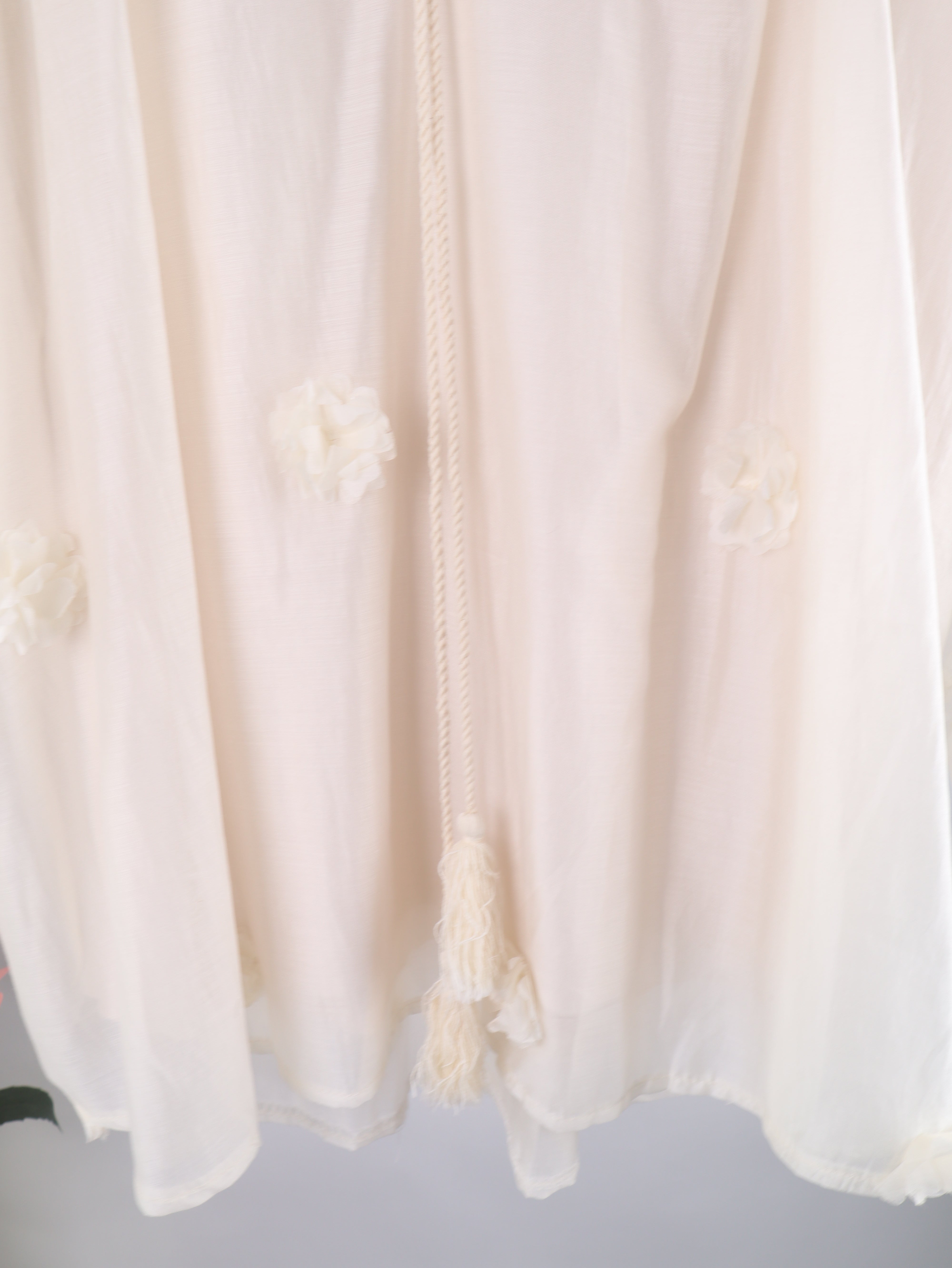 Leichte Bluse mit 3D-Blüten & Bindeband