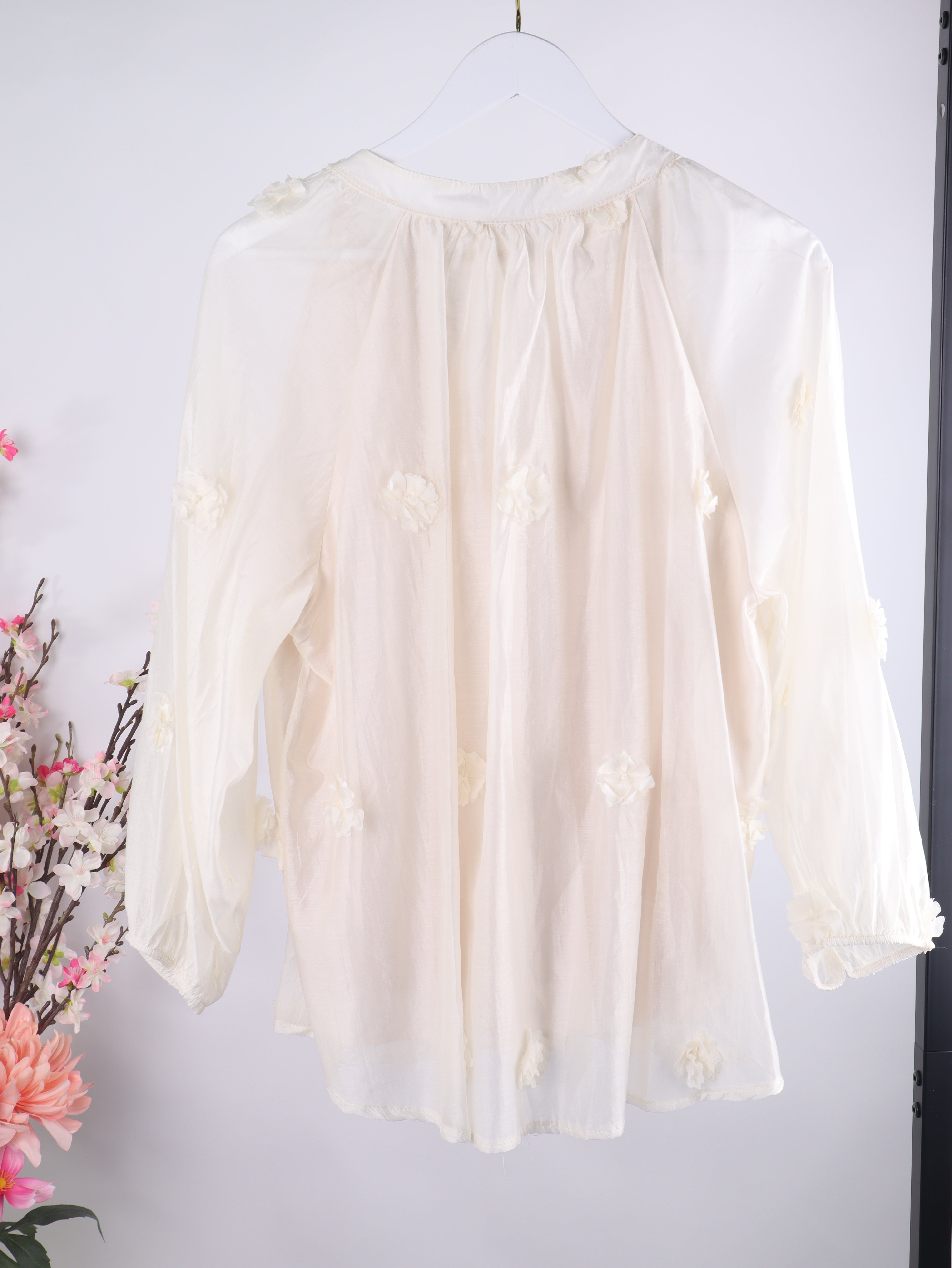 Leichte Bluse mit 3D-Blüten & Bindeband