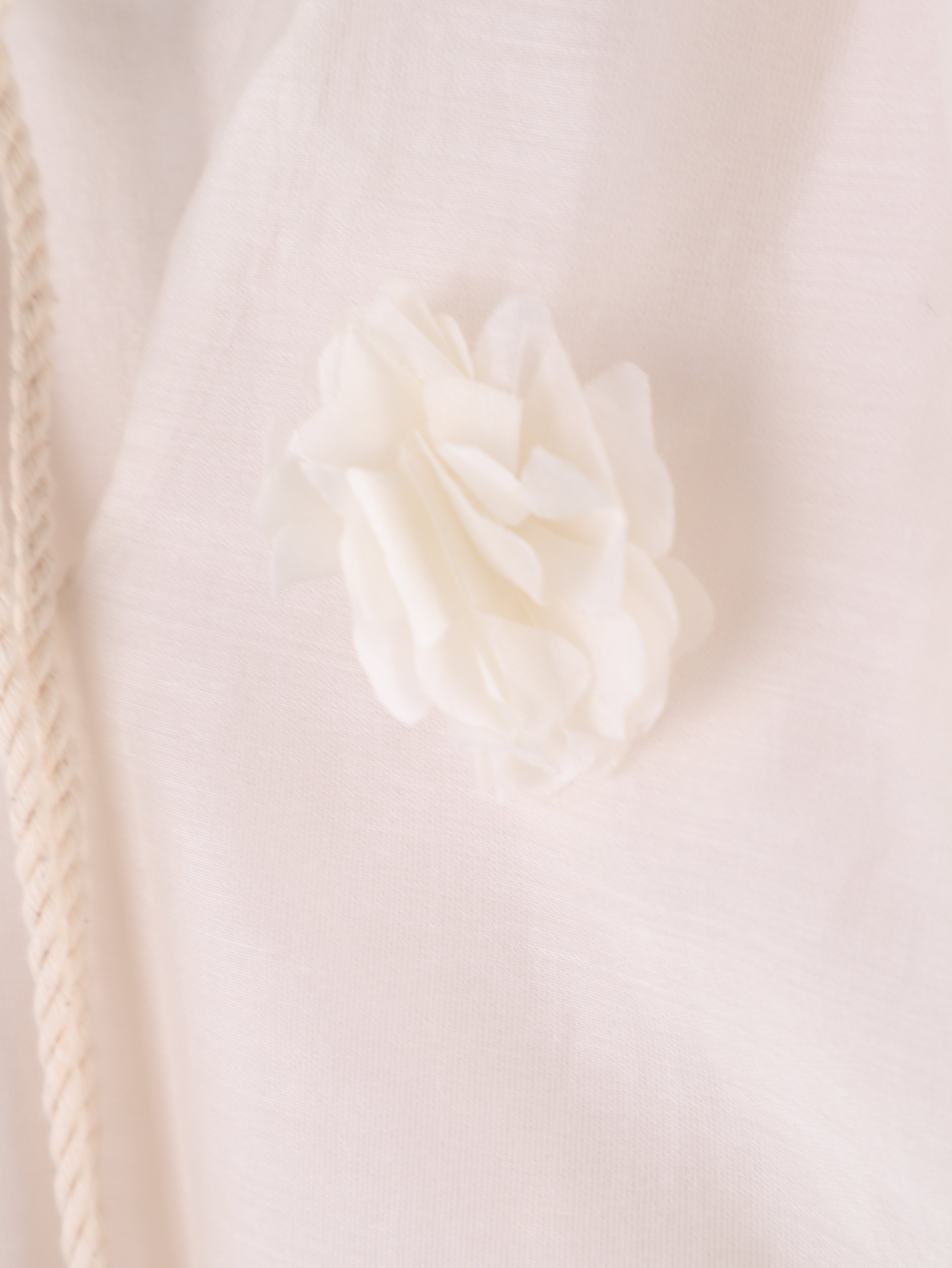 Leichte Bluse mit 3D-Blüten & Bindeband