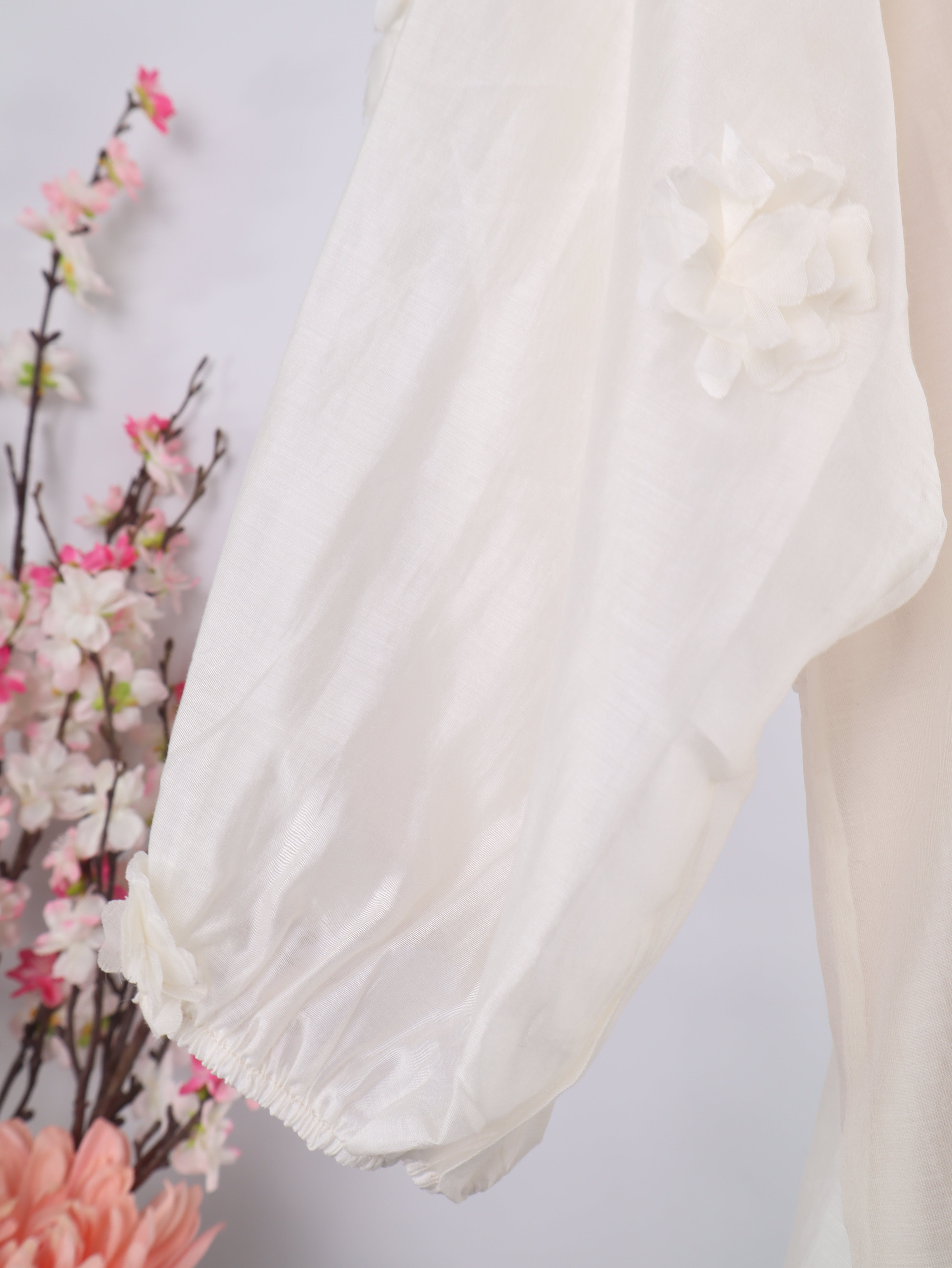 Leichte Bluse mit 3D-Blüten & Bindeband
