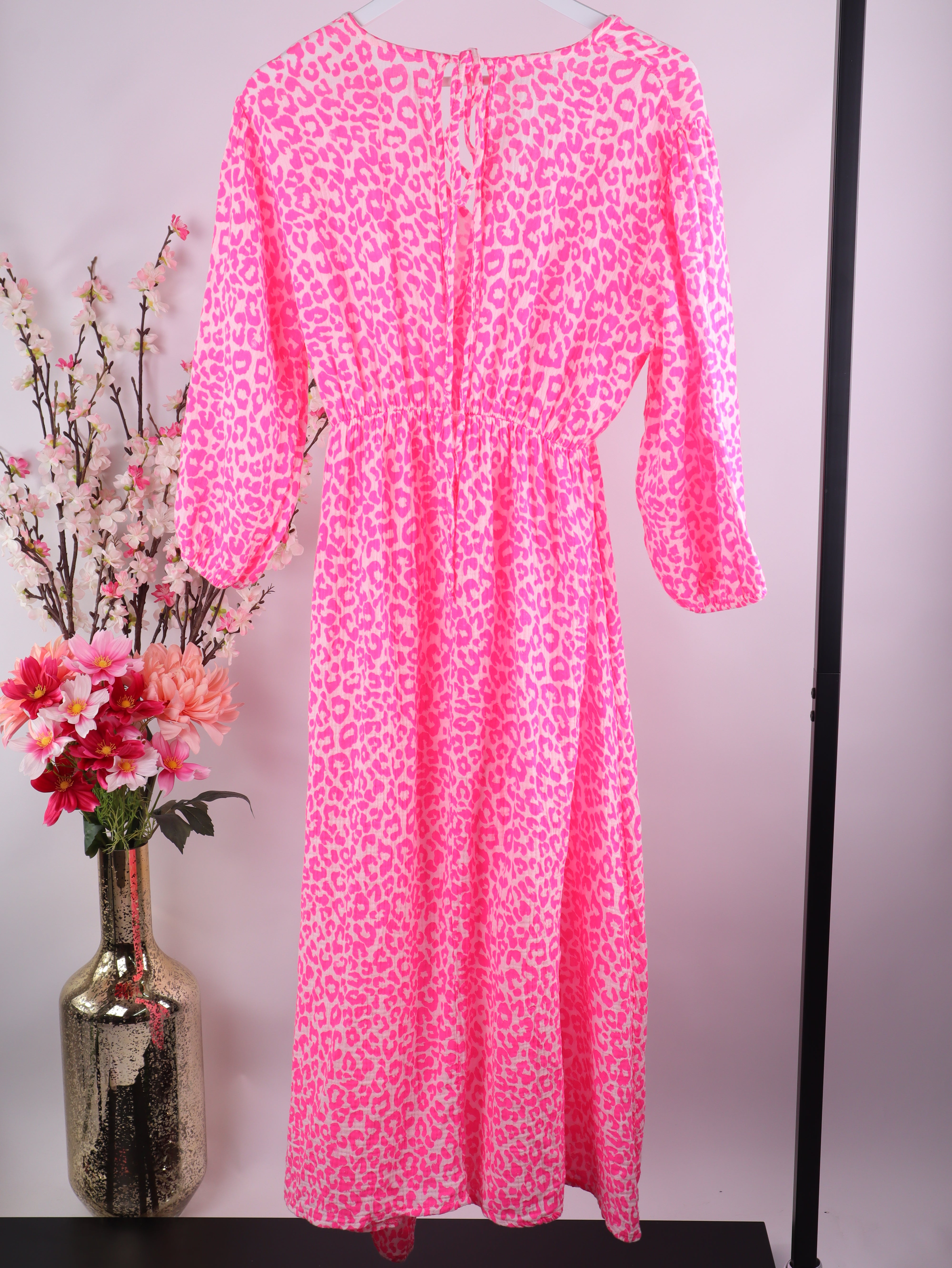 Musselin Kleid mit Neon-Leo-Muster - Pink