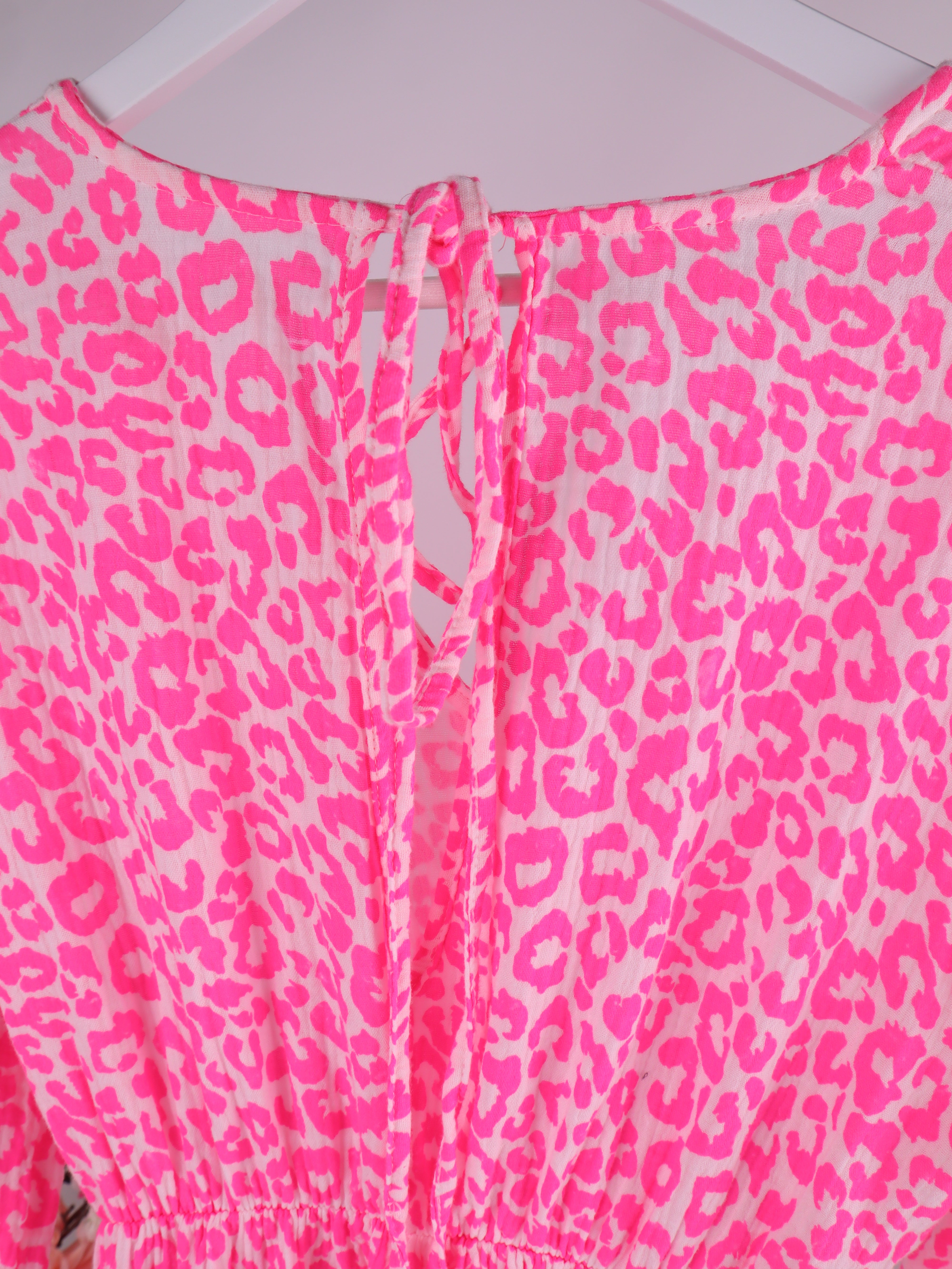 Musselin Kleid mit Neon-Leo-Muster - Pink