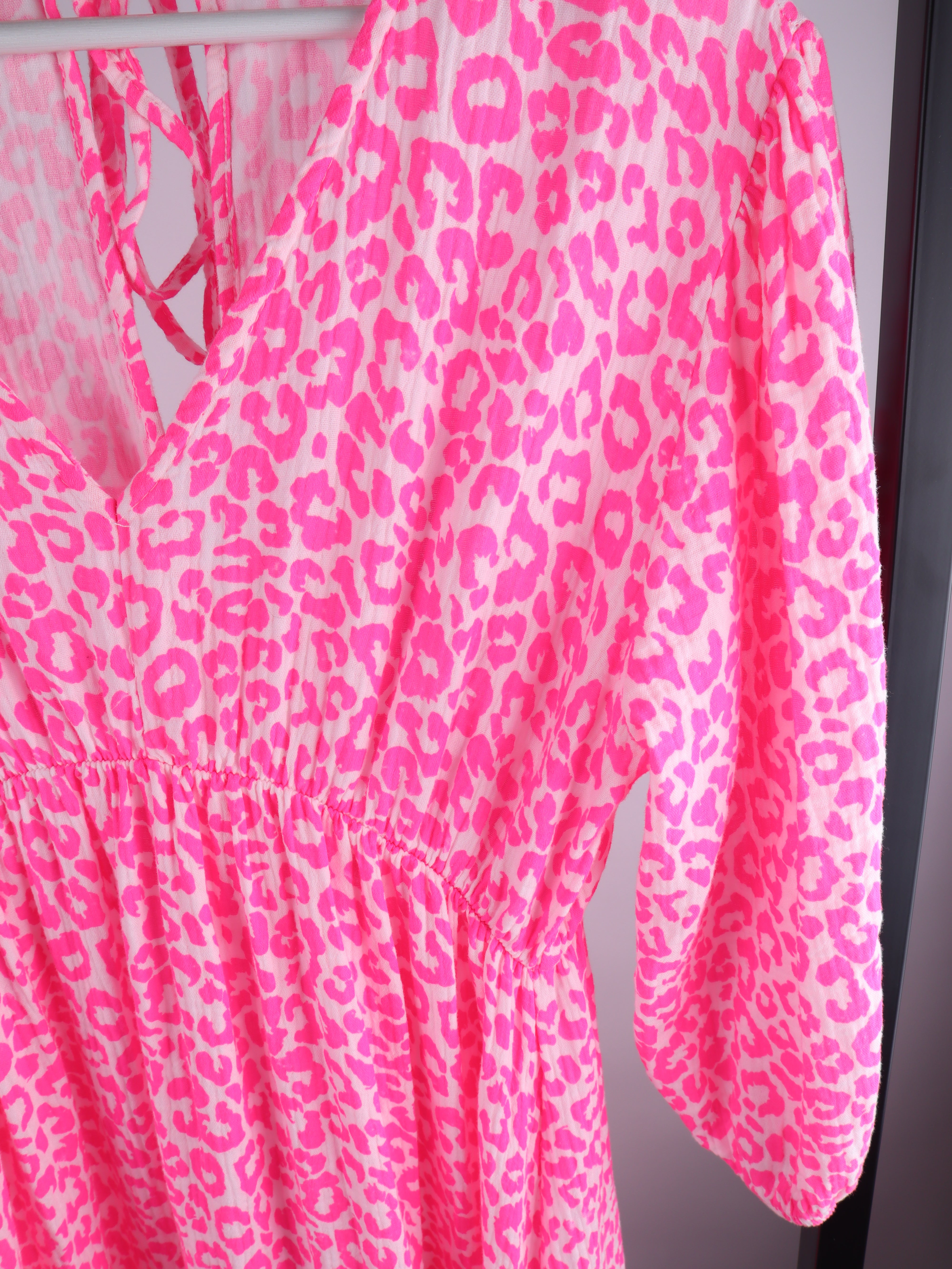 Musselin Kleid mit Neon-Leo-Muster - Pink