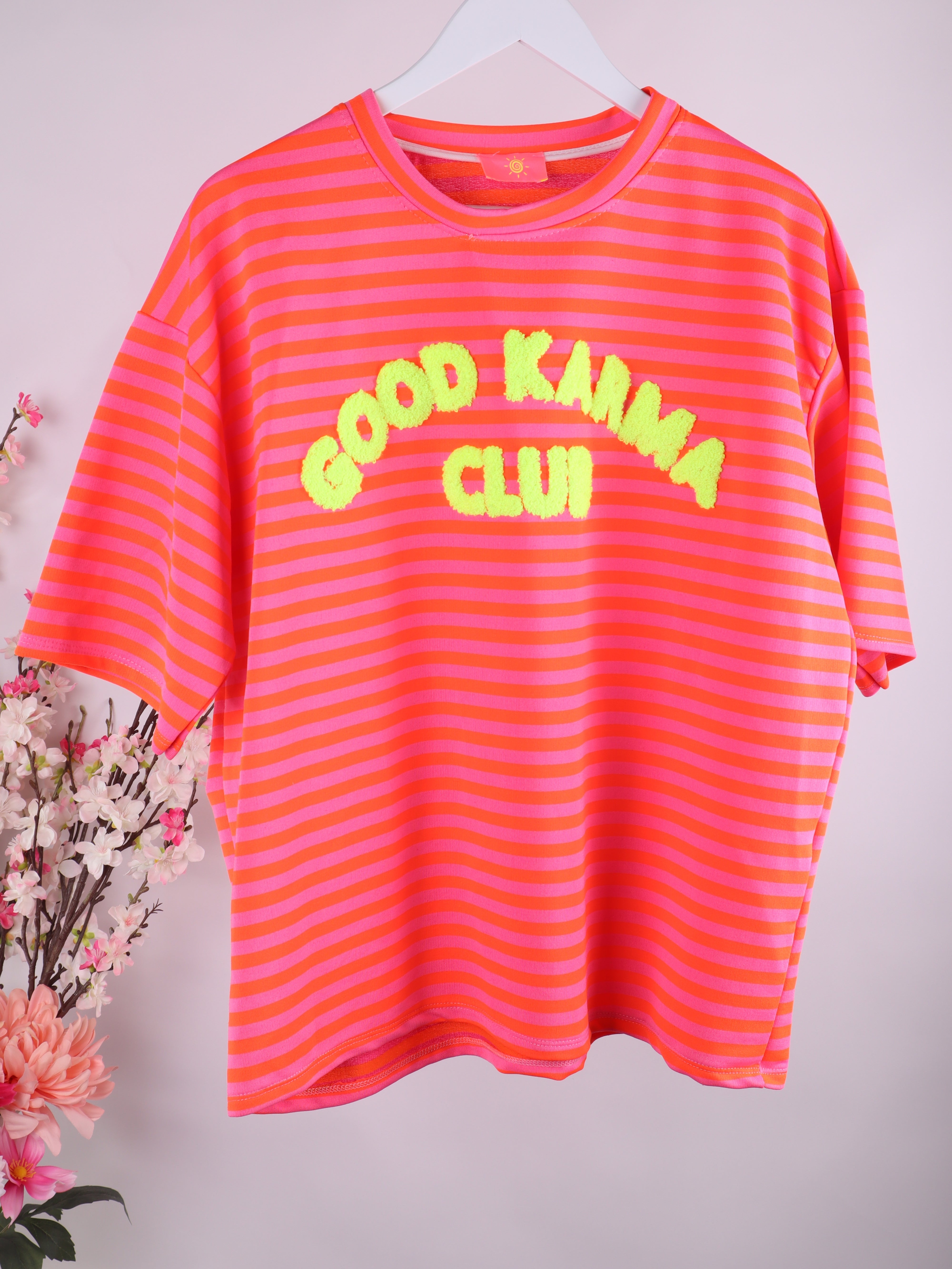 Gestreiftes Sweatshirt „GOOD KARMA CLUB“