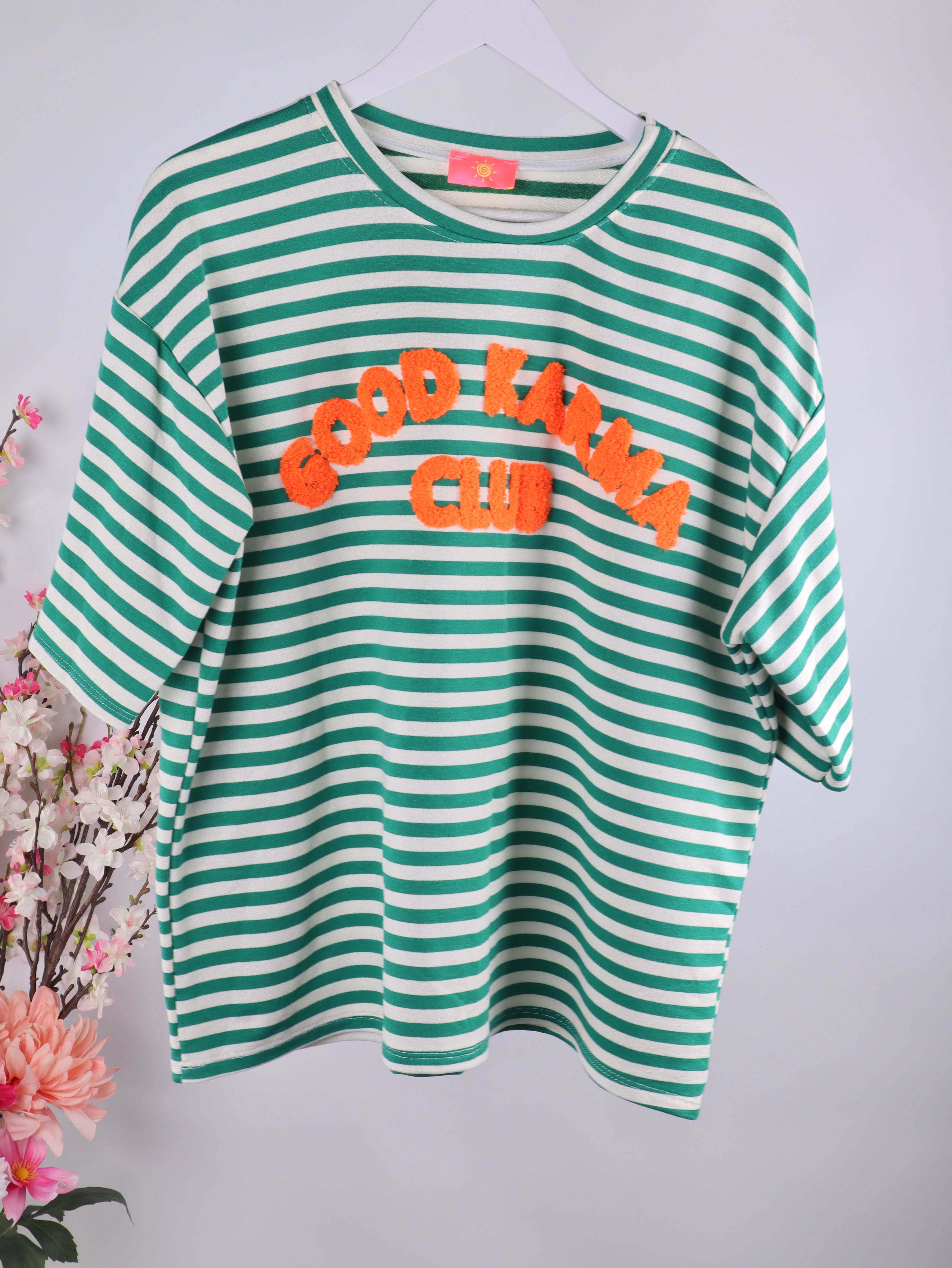 Gestreiftes Sweatshirt „GOOD KARMA CLUB“