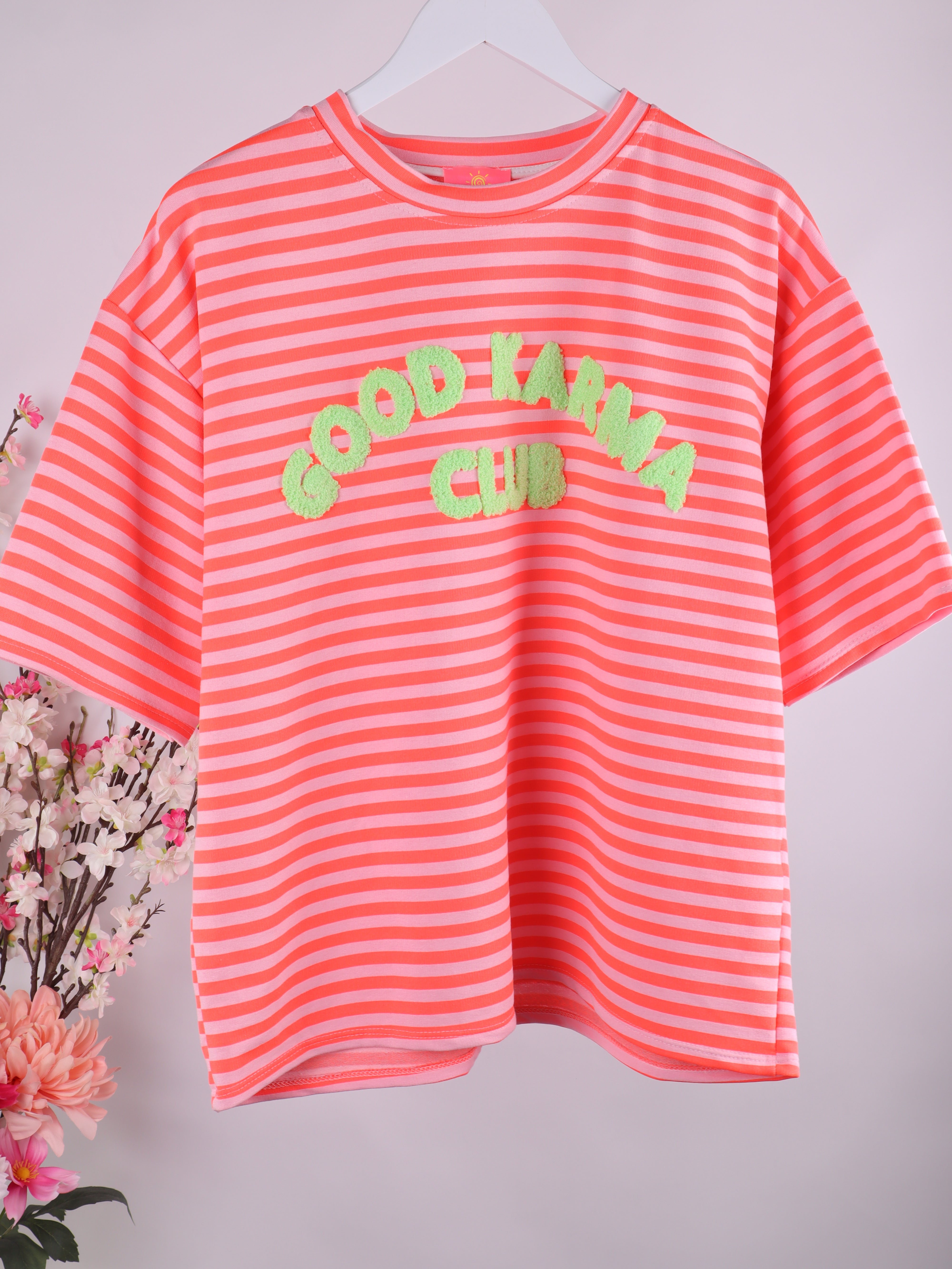 Gestreiftes Sweatshirt „GOOD KARMA CLUB“