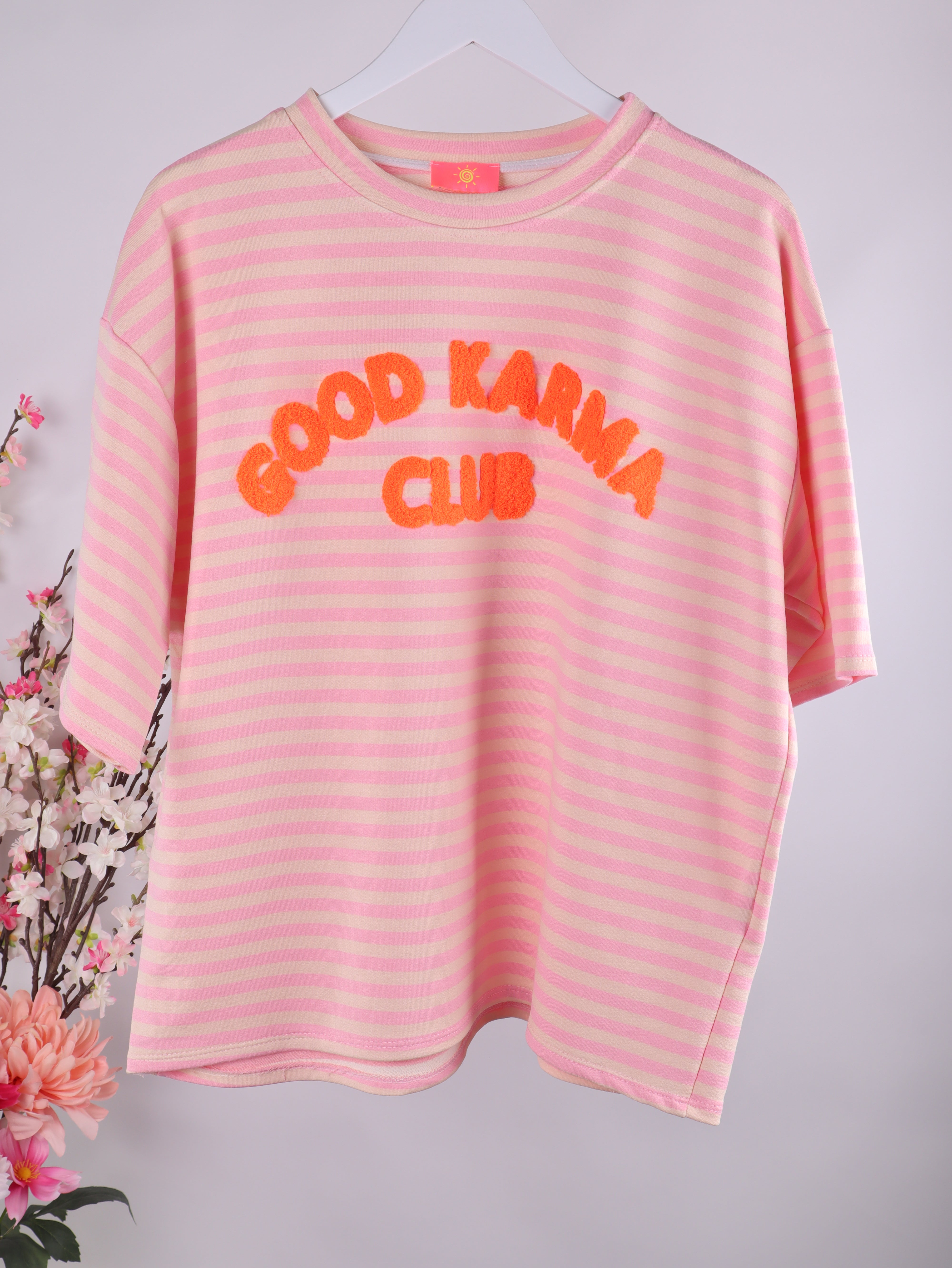 Gestreiftes Sweatshirt „GOOD KARMA CLUB“