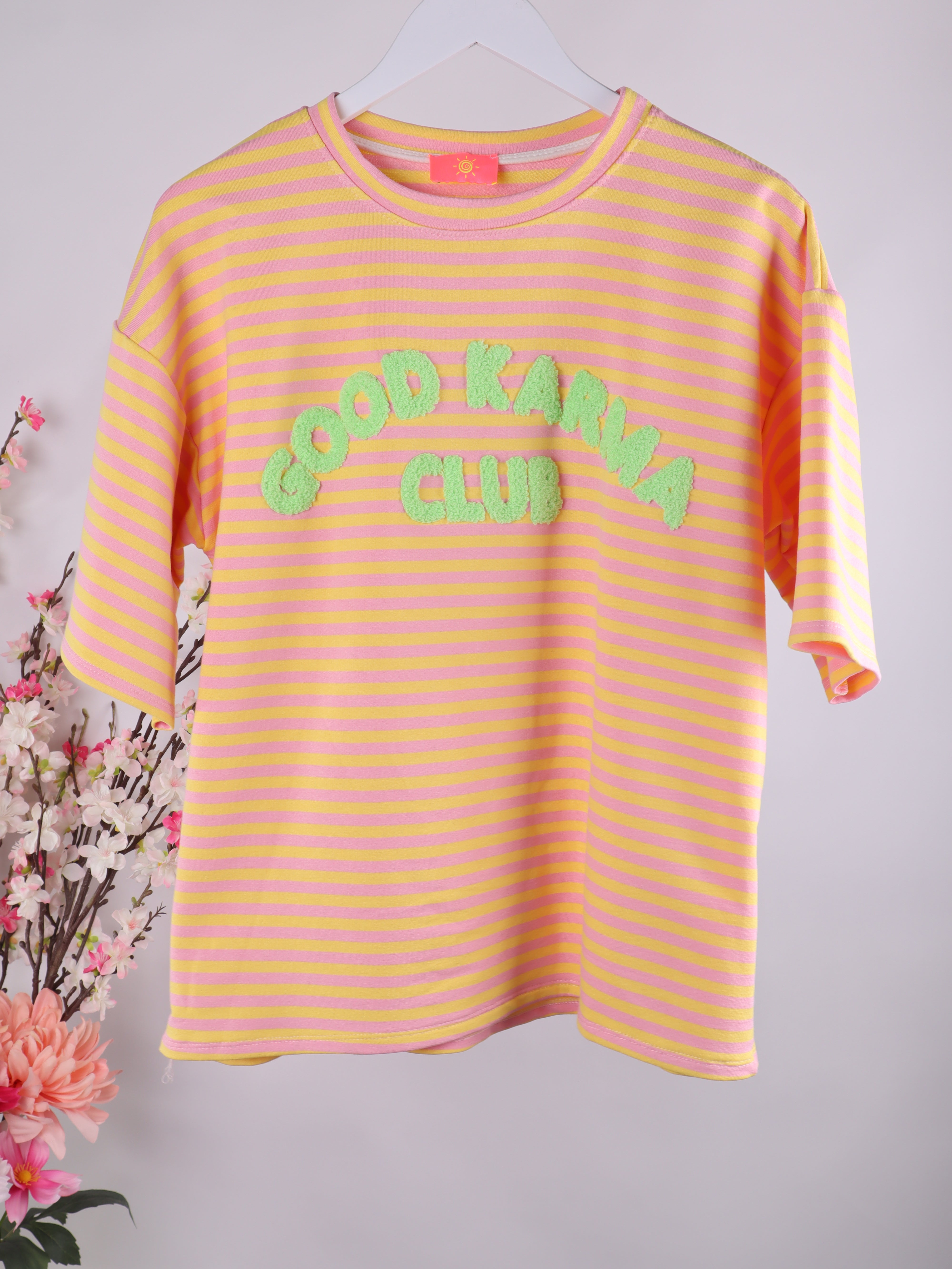 Gestreiftes Sweatshirt „GOOD KARMA CLUB“