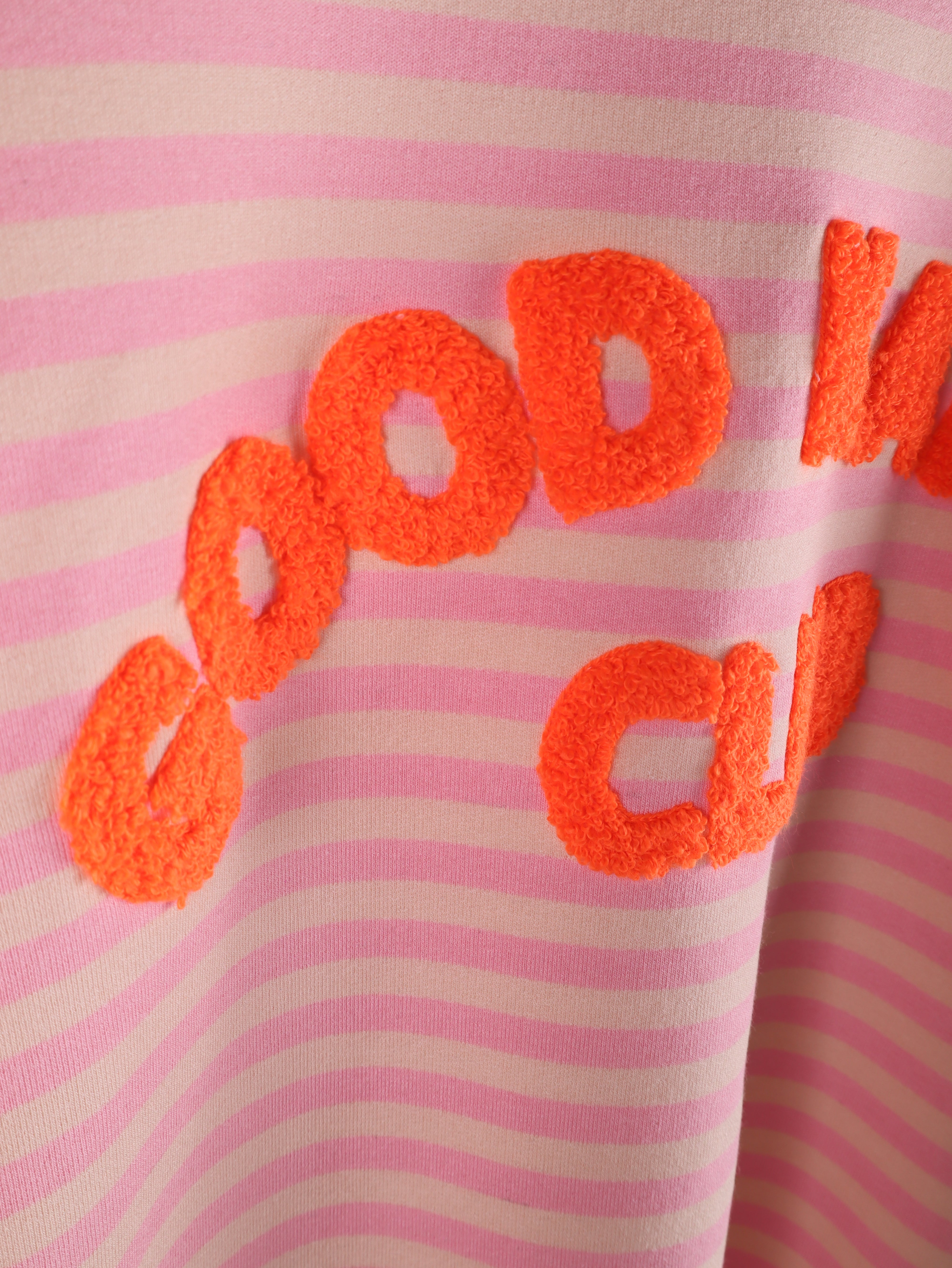 Gestreiftes Sweatshirt „GOOD KARMA CLUB“