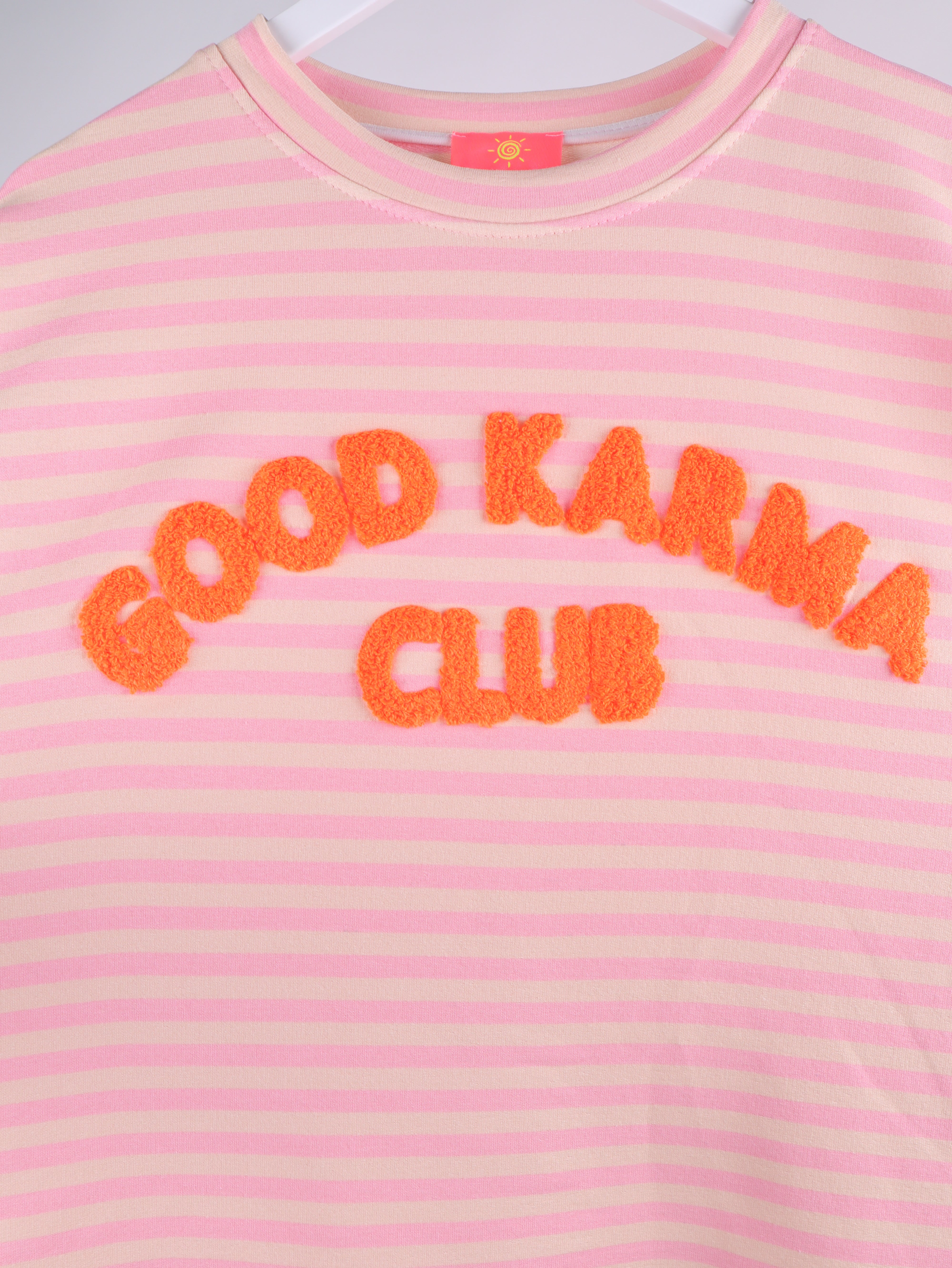 Gestreiftes Sweatshirt „GOOD KARMA CLUB“