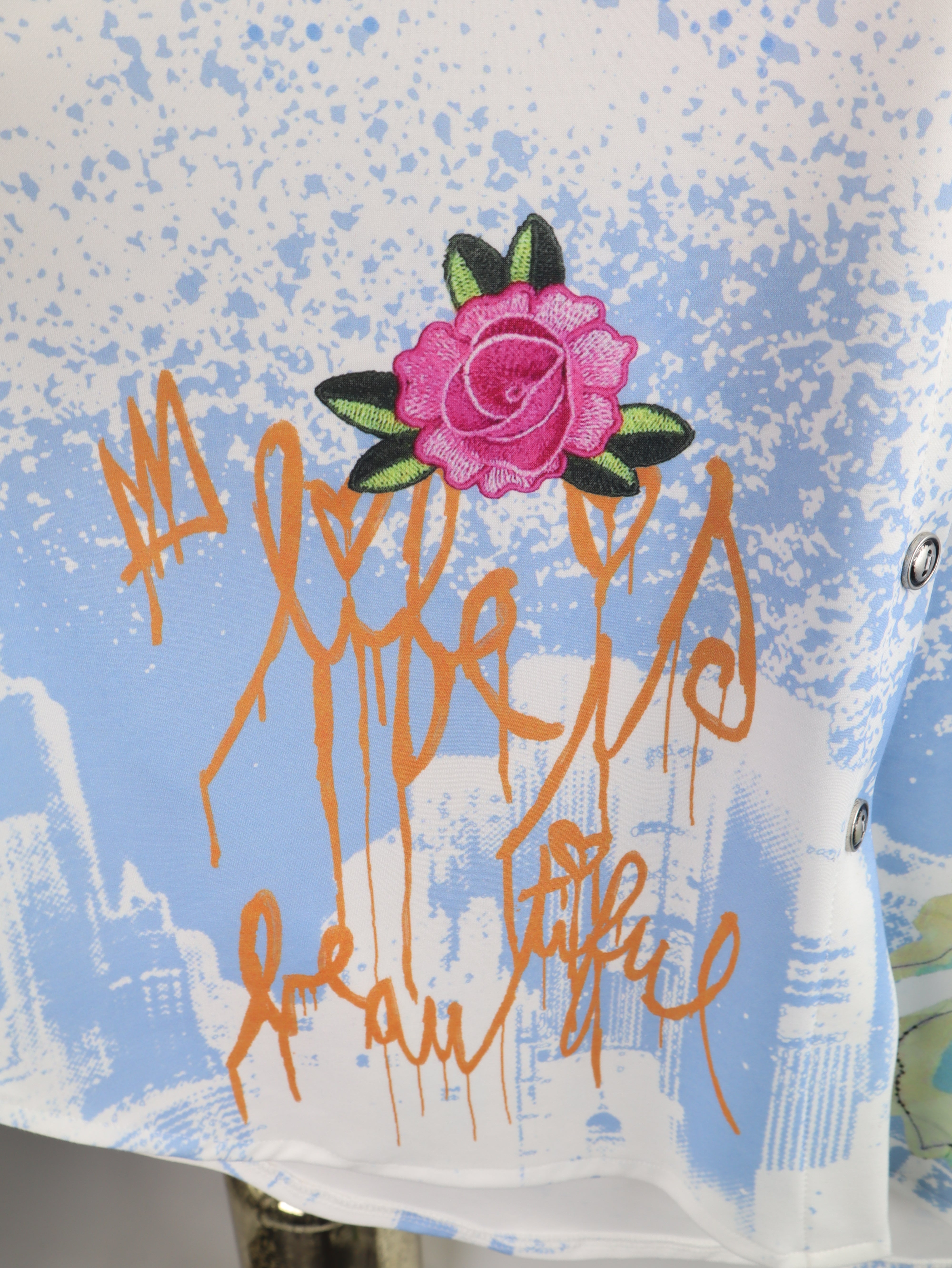 Statement Bluse Skull & Graffiti