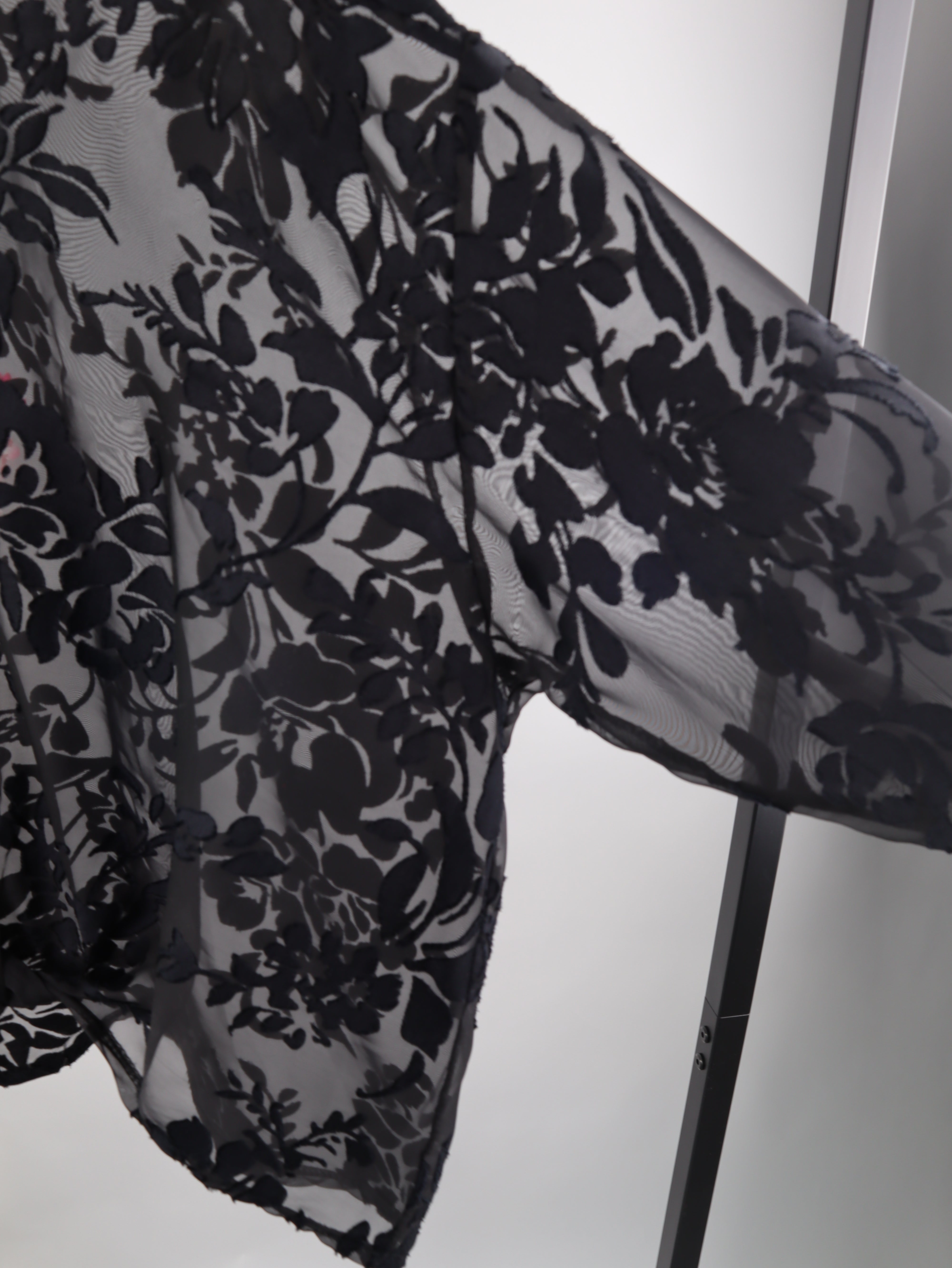 Transparente Oversize-Bluse mit floralem Muster