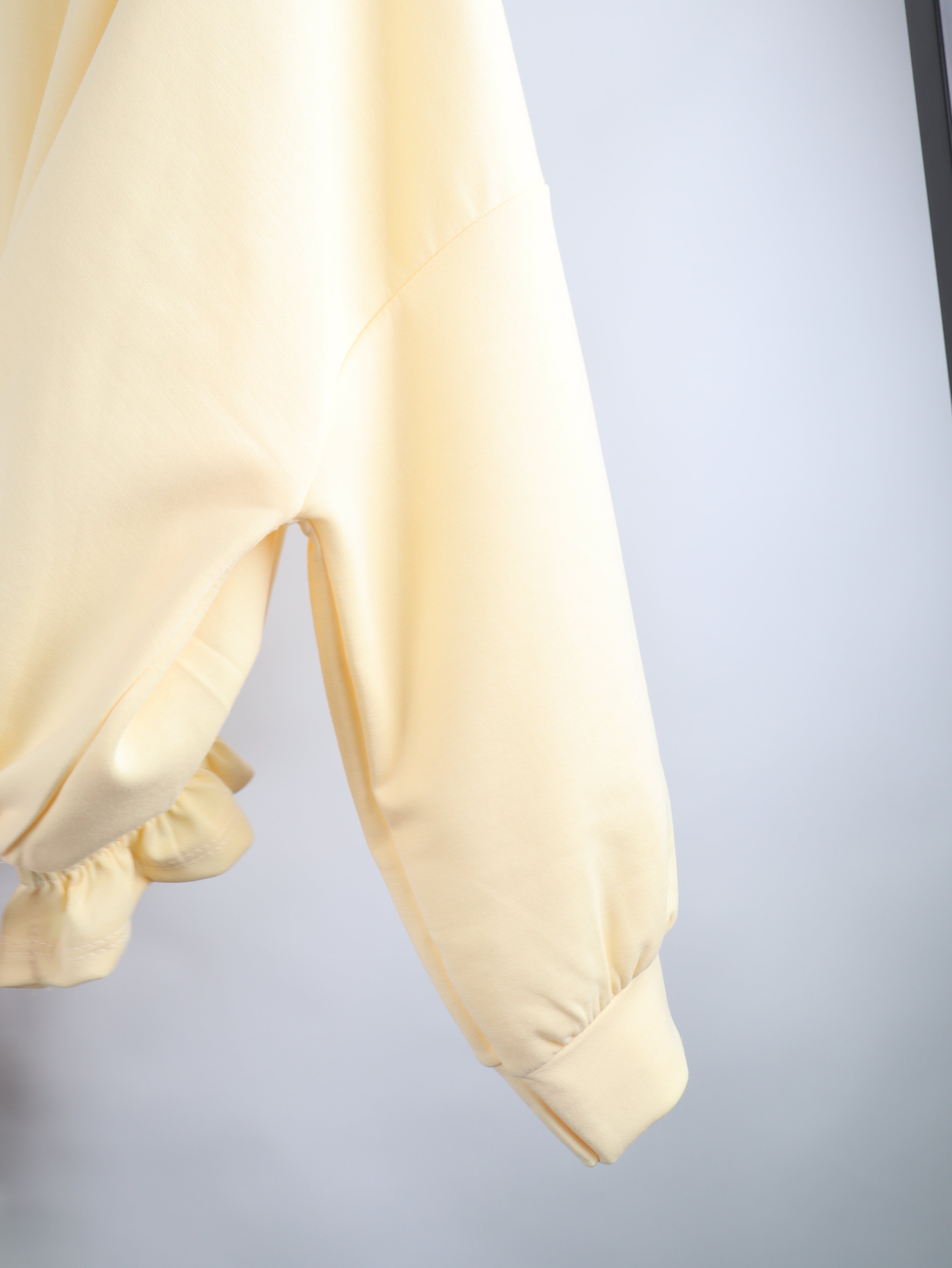 Crop-Sweatshirt mit Rüschensaum