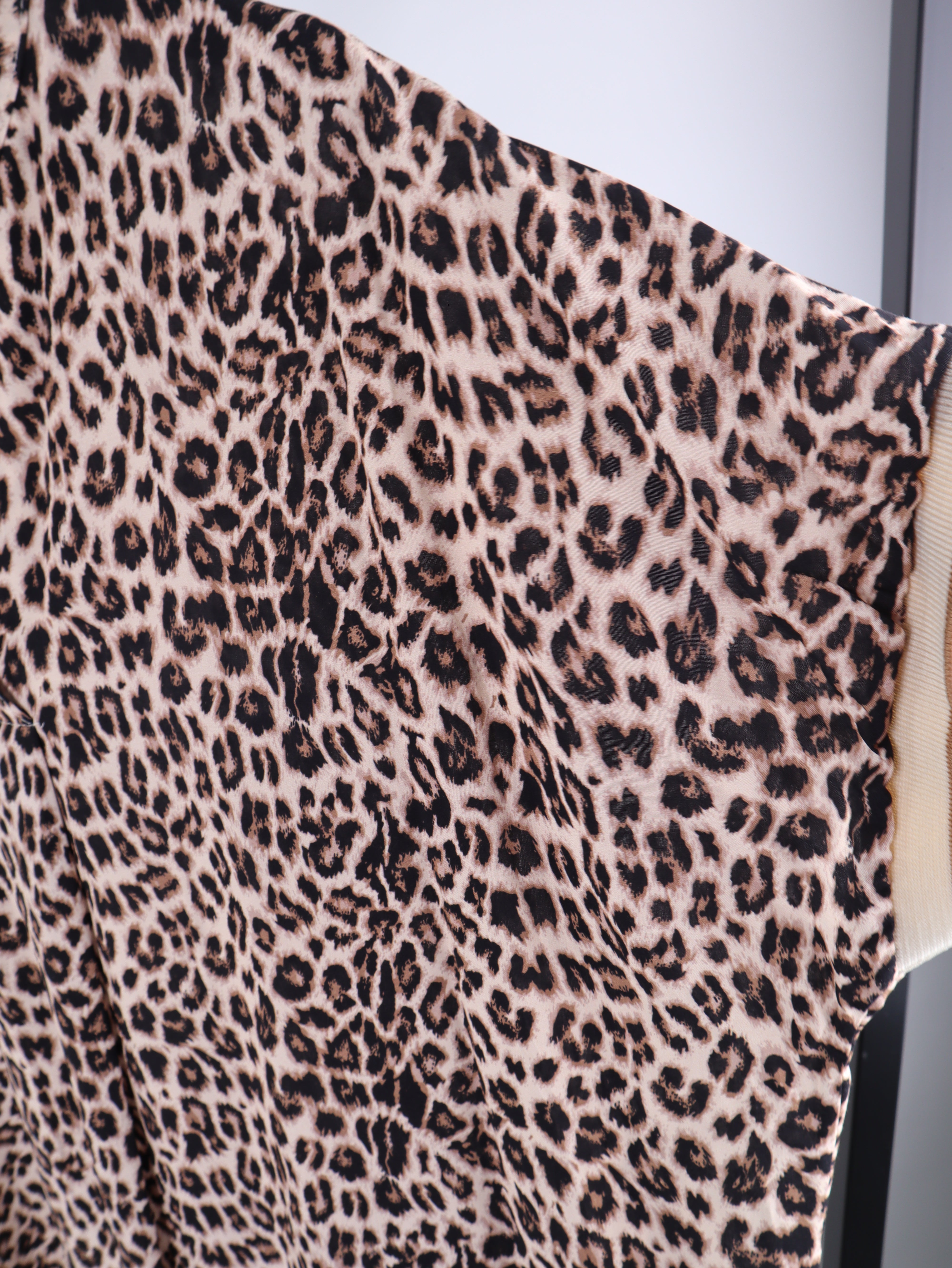 Lange Oversize Viskose-Tunika mit Leo-Print