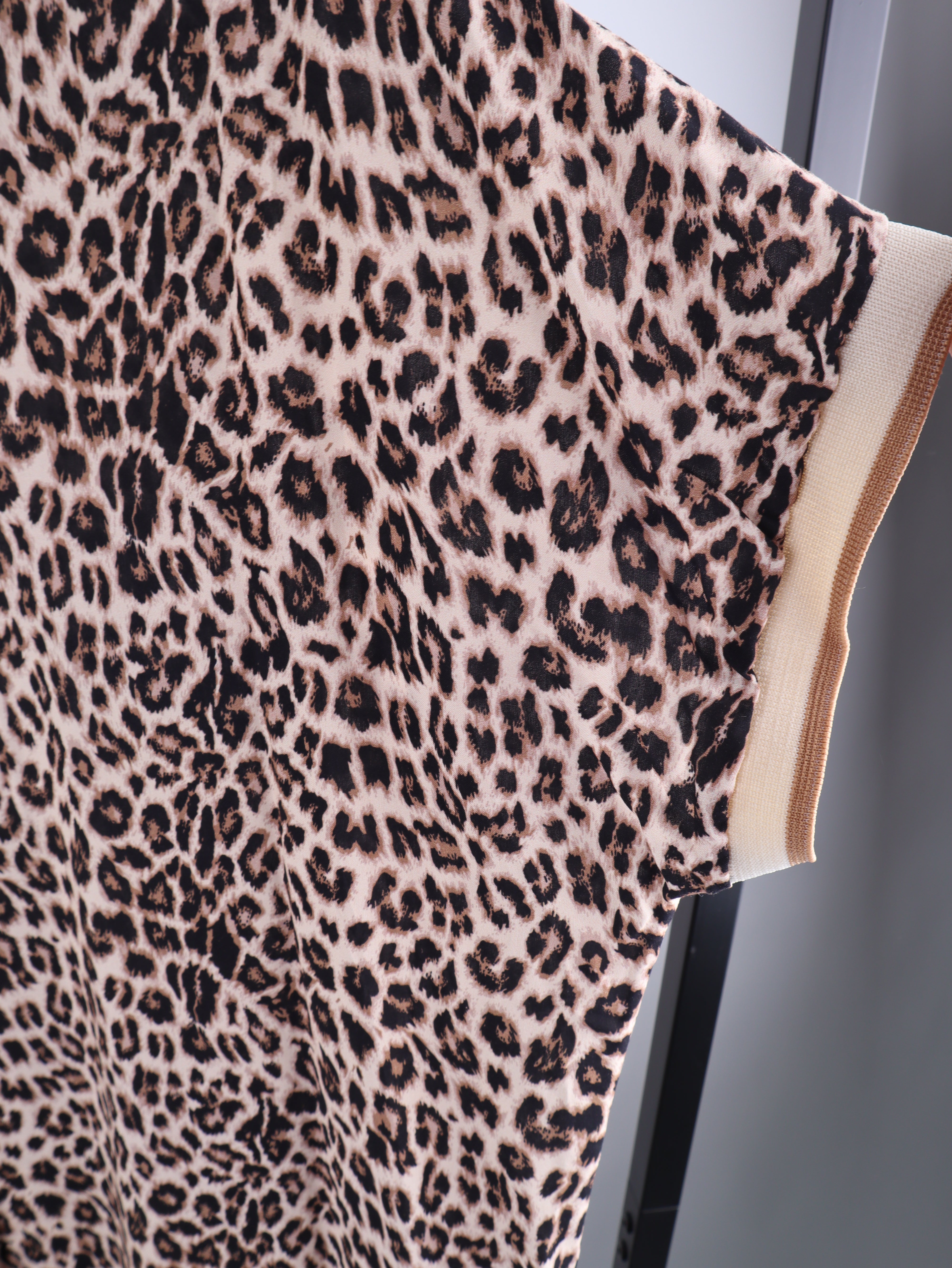 Lange Oversize Viskose-Tunika mit Leo-Print