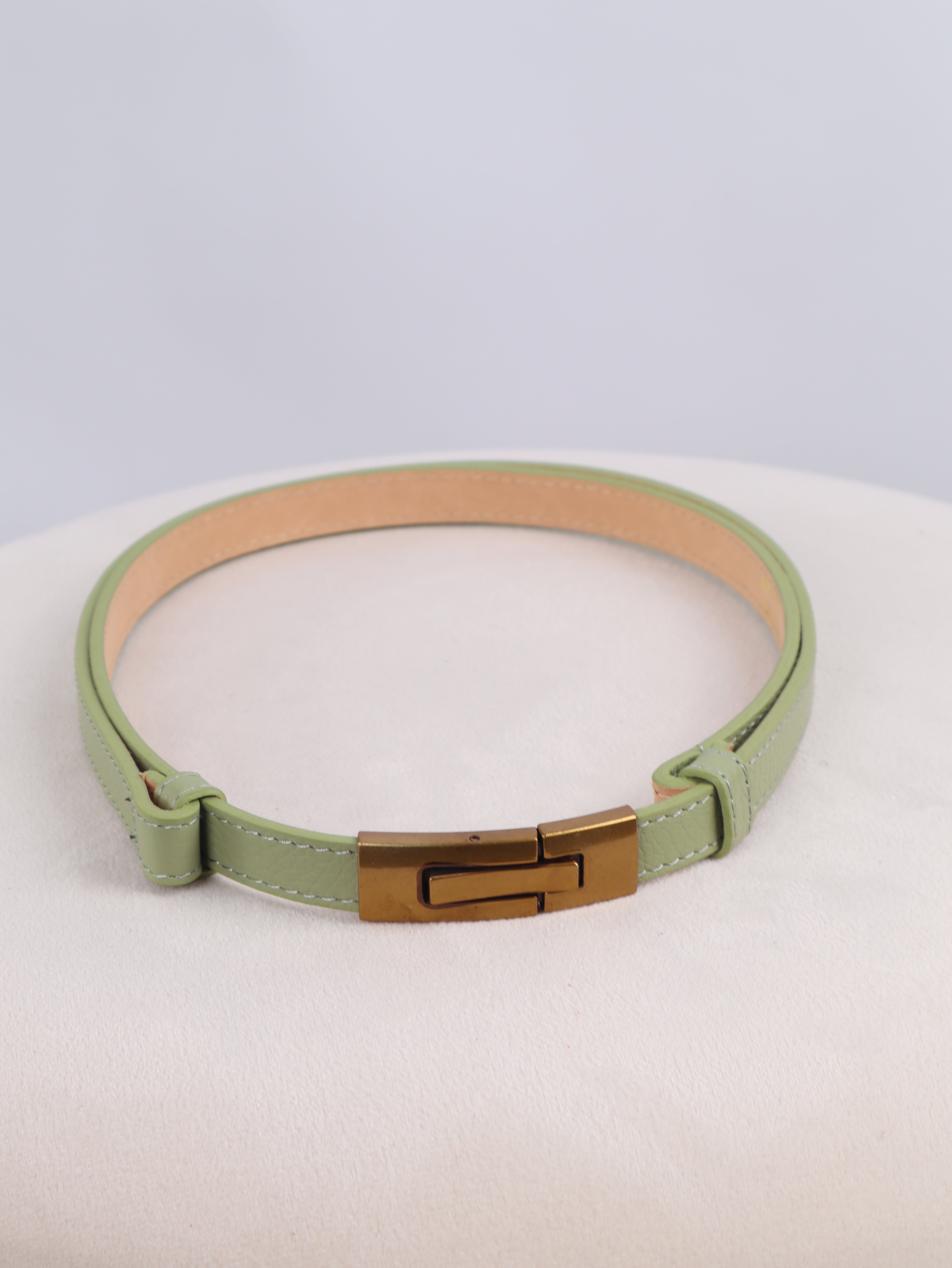 Echtleder-Stretchgürtel mit Mattgold-Schließe