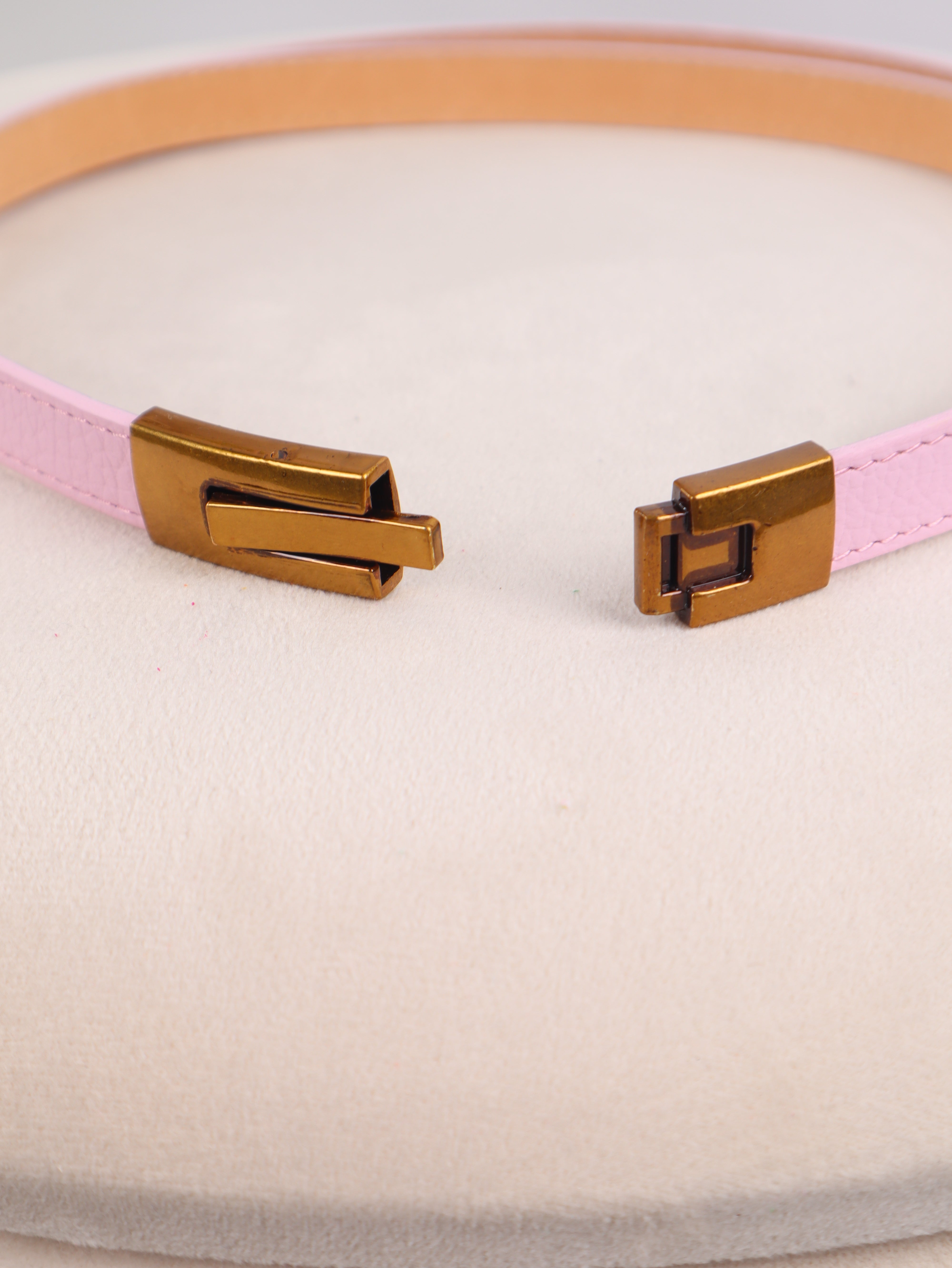 Echtleder-Stretchgürtel mit Mattgold-Schließe