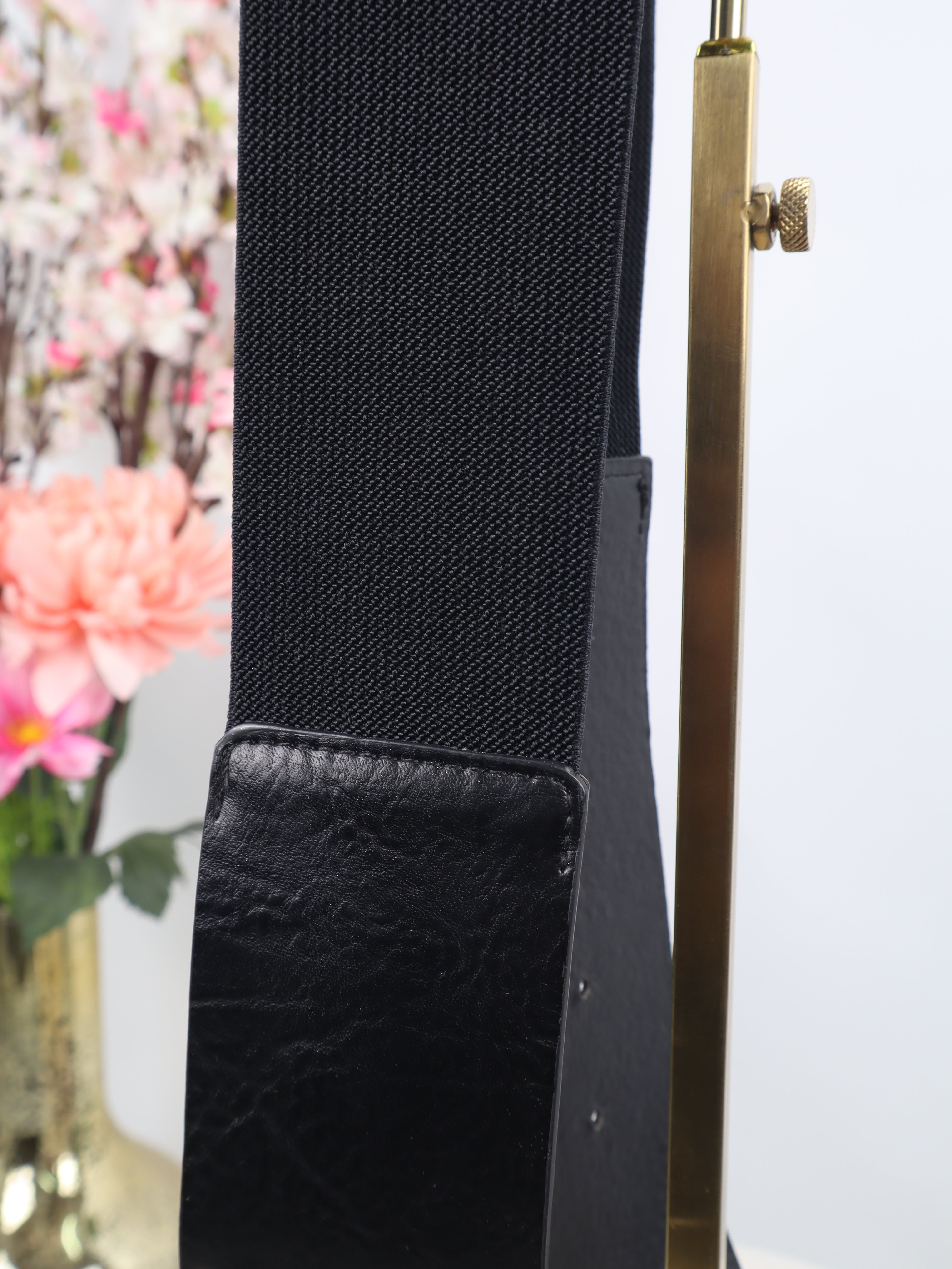 Stretchgürtel – Breite Taille & Silber-Akzente