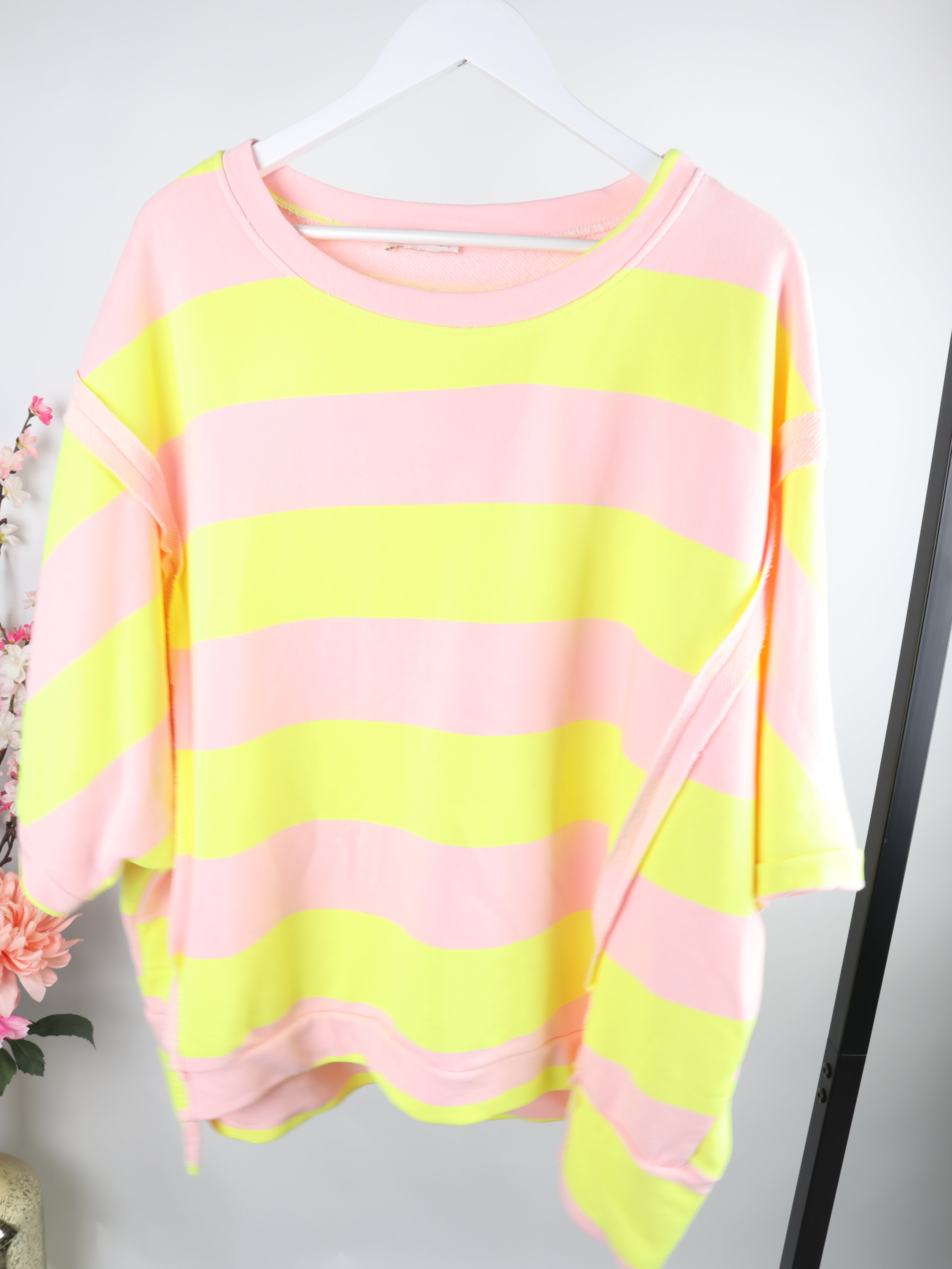 Oversize Sweatshirt mit Neon-Streifen