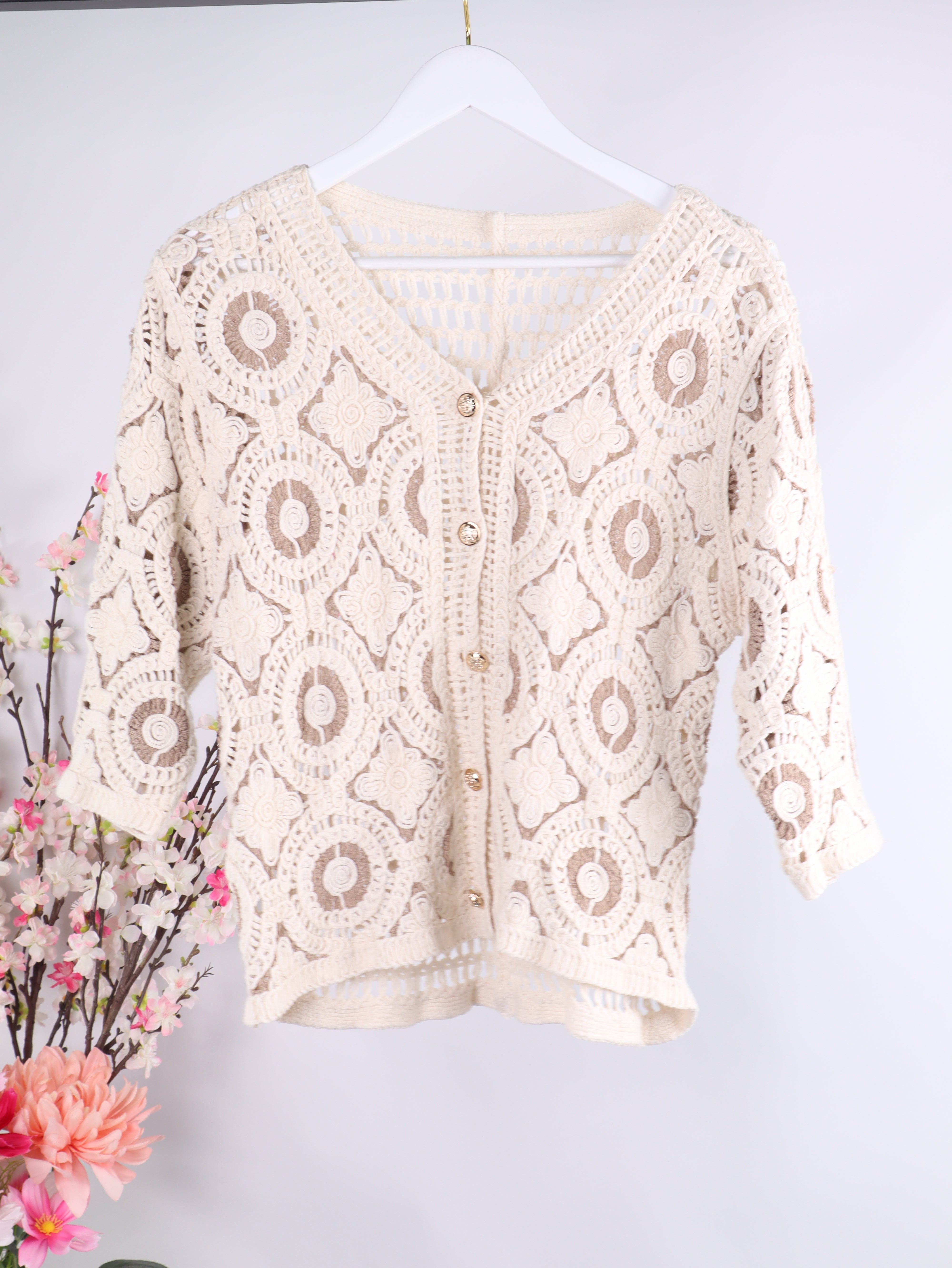 Boho Häkel-Cardigan mit Goldknöpfen