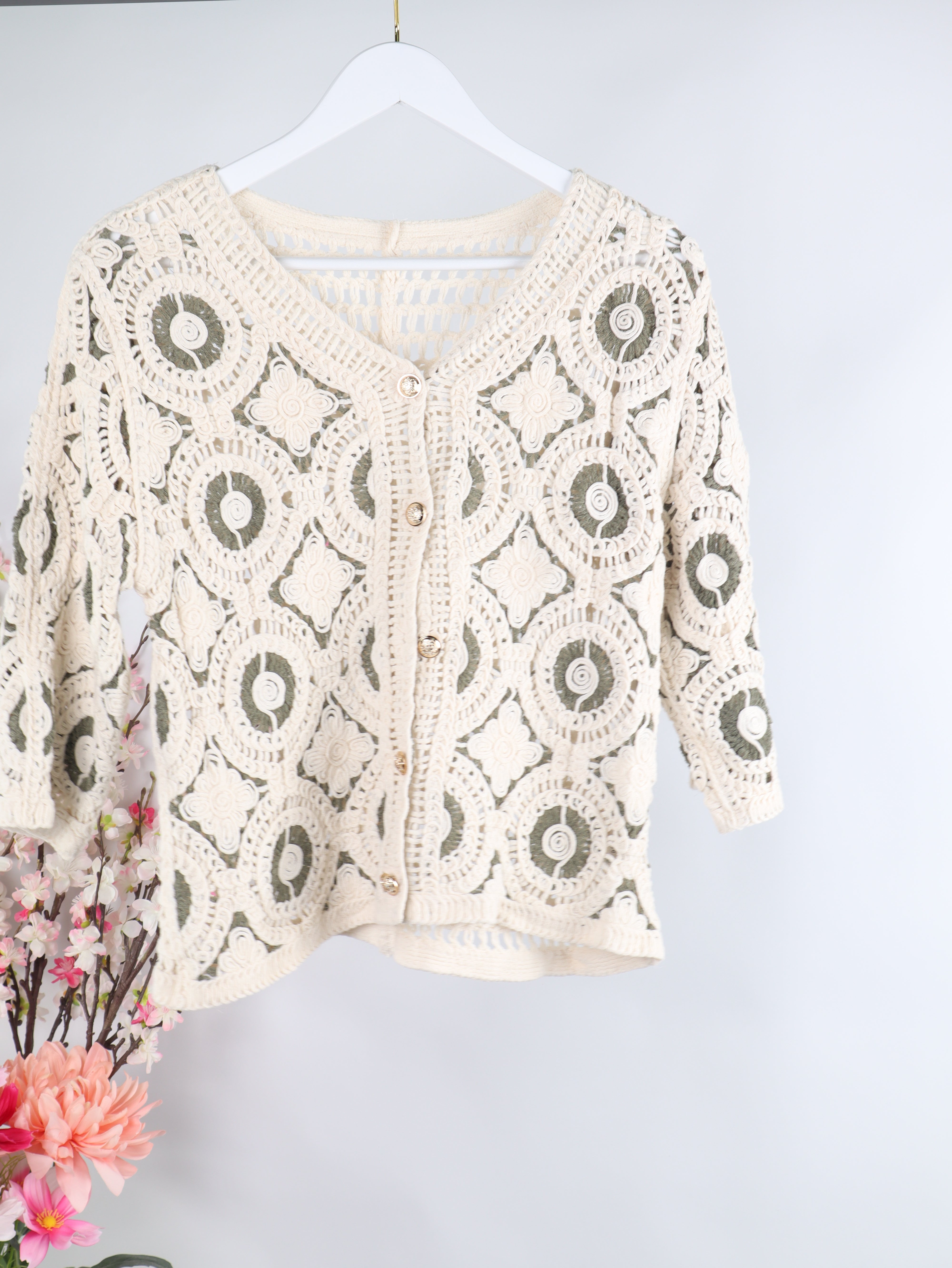 Boho Häkel-Cardigan mit Goldknöpfen