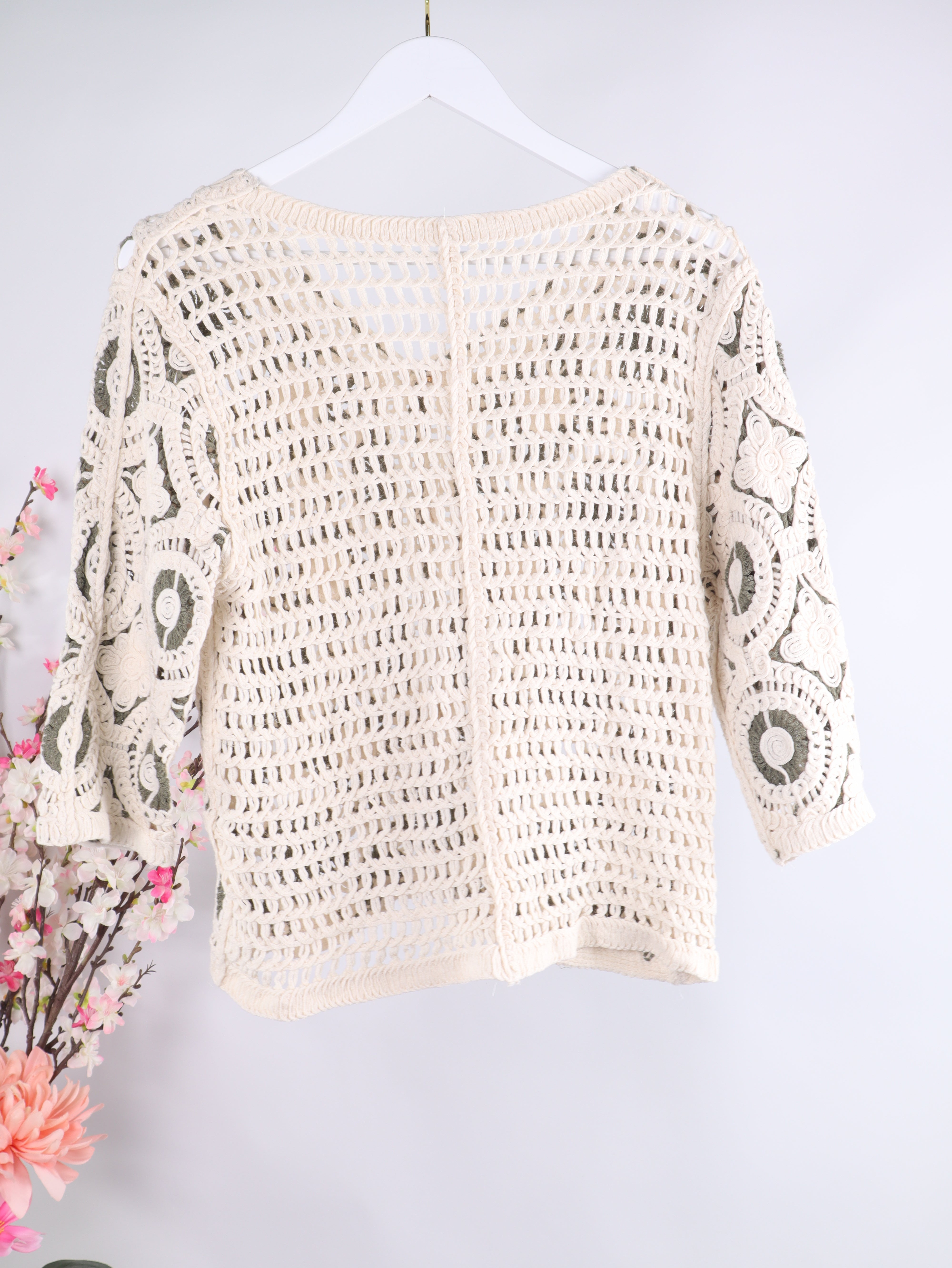 Boho Häkel-Cardigan mit Goldknöpfen