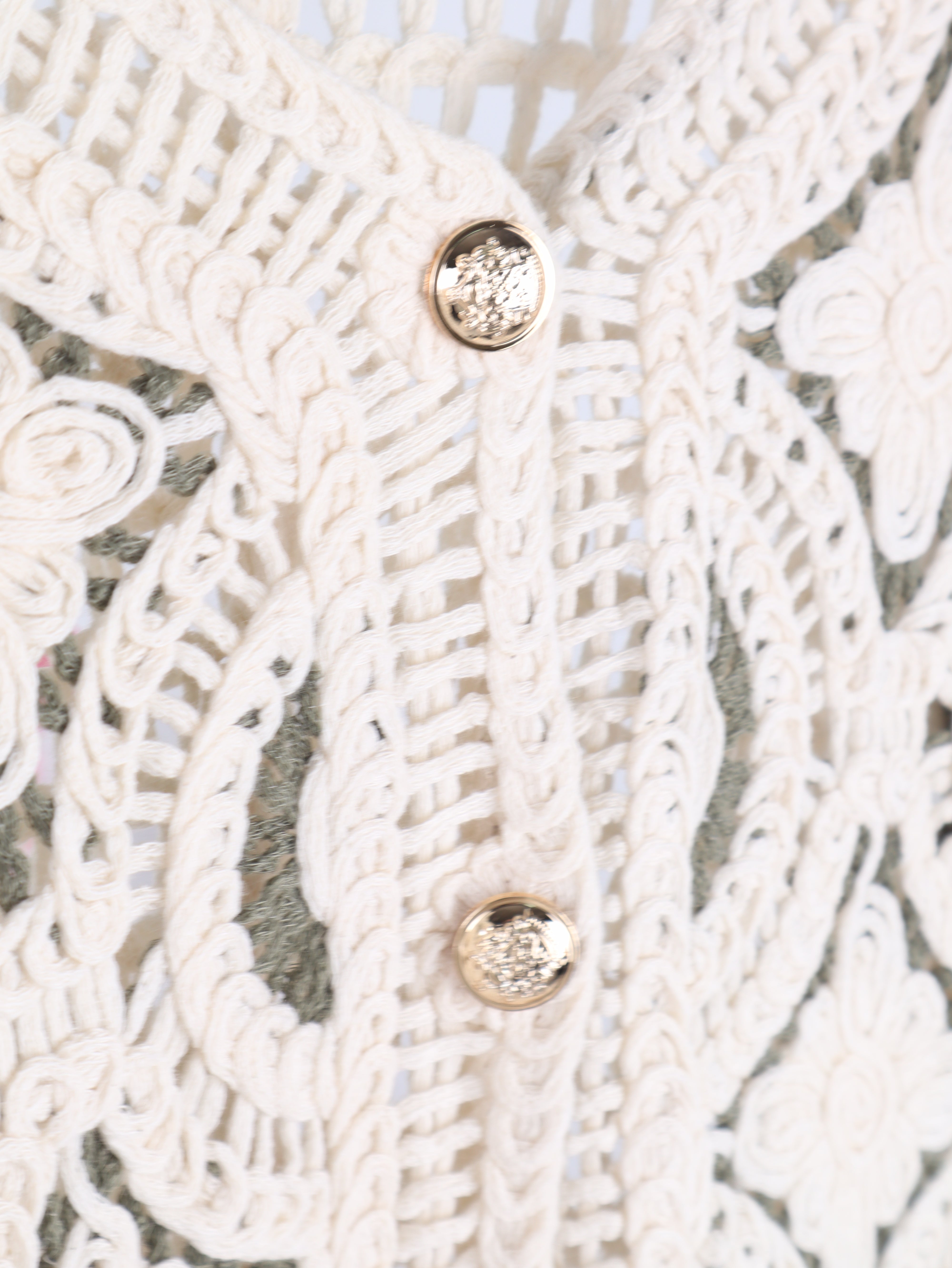 Boho Häkel-Cardigan mit Goldknöpfen