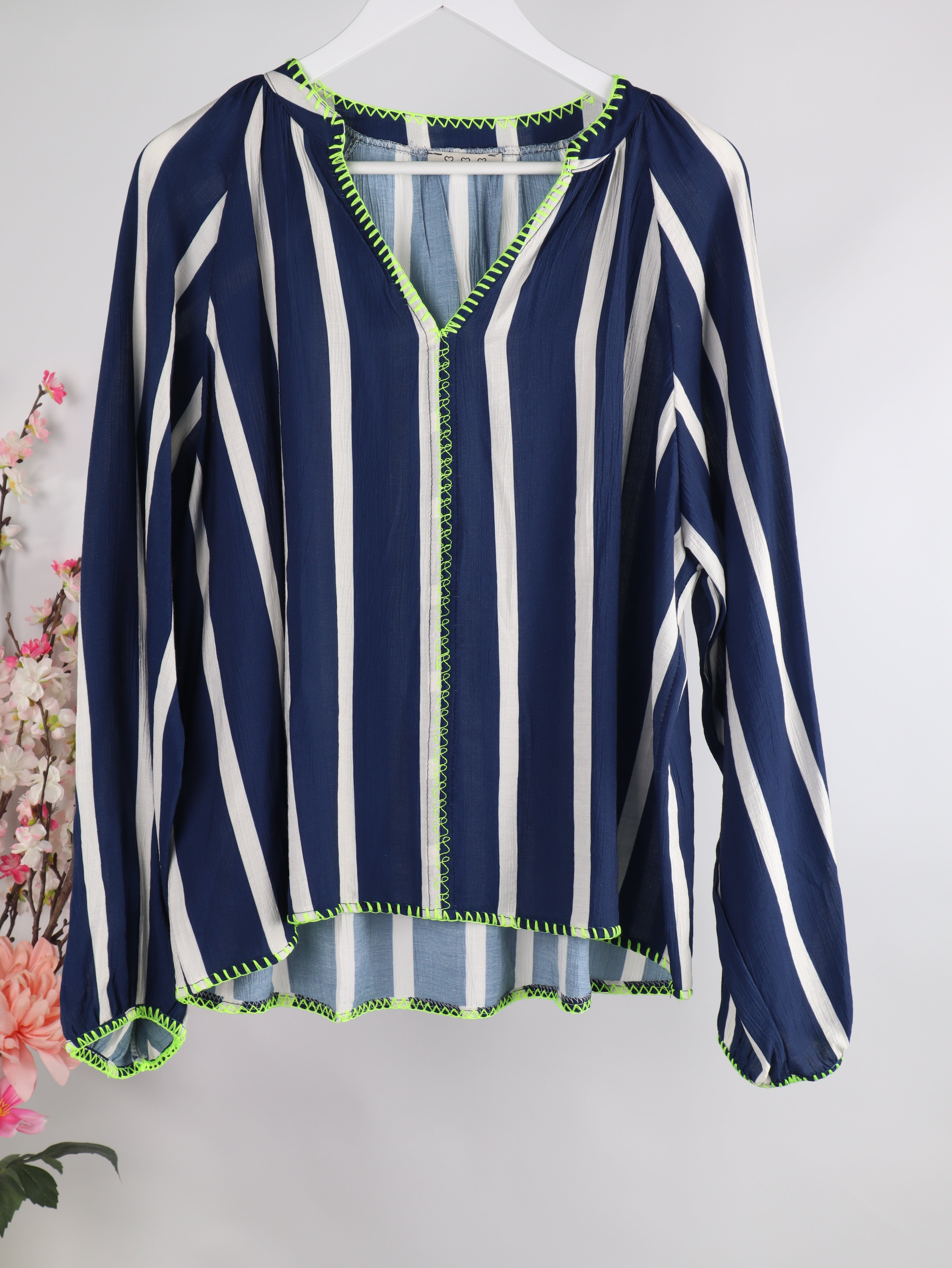Viskose Bluse mit Neon Nähten