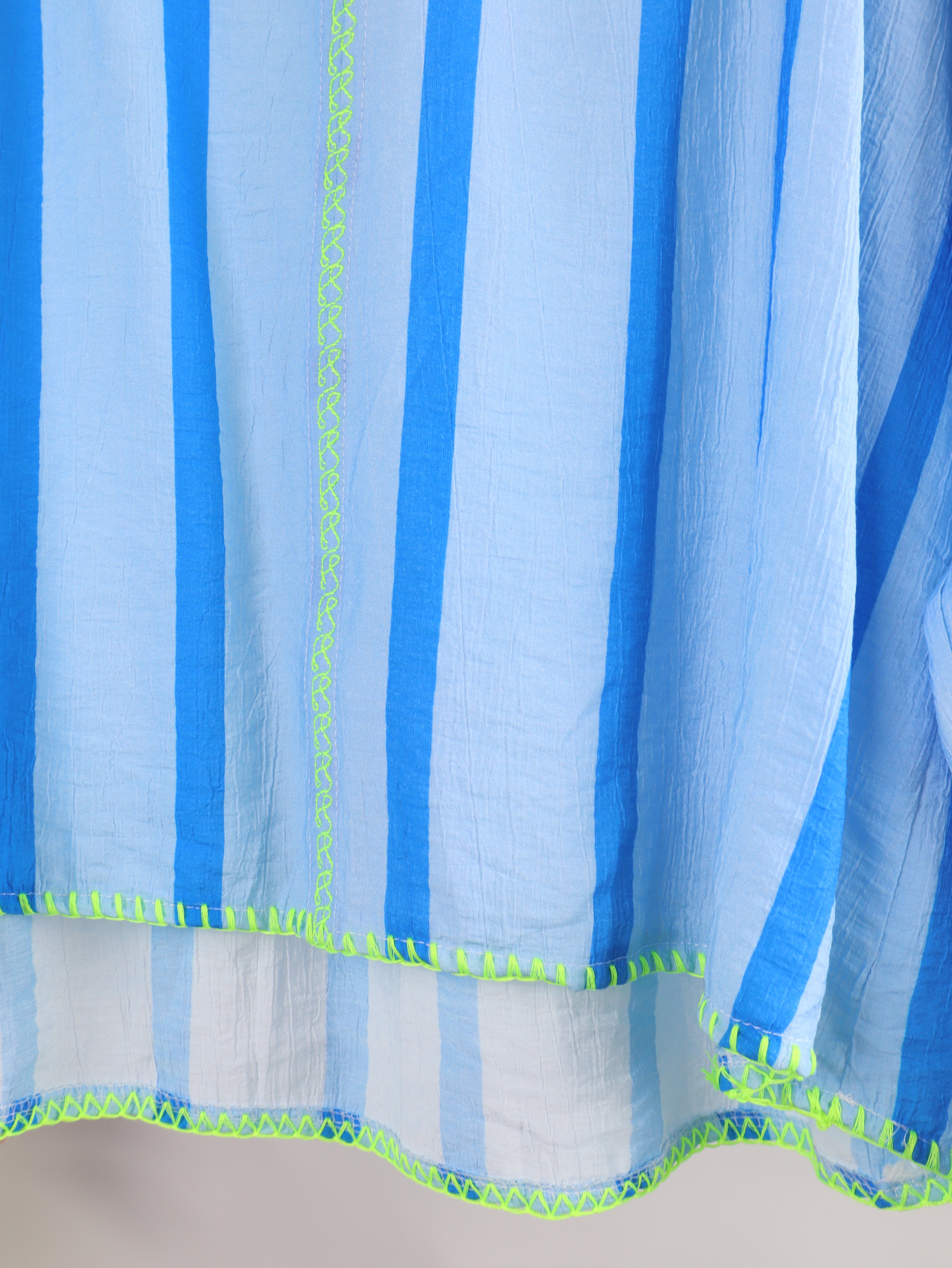Viskose Bluse mit Neon Nähten