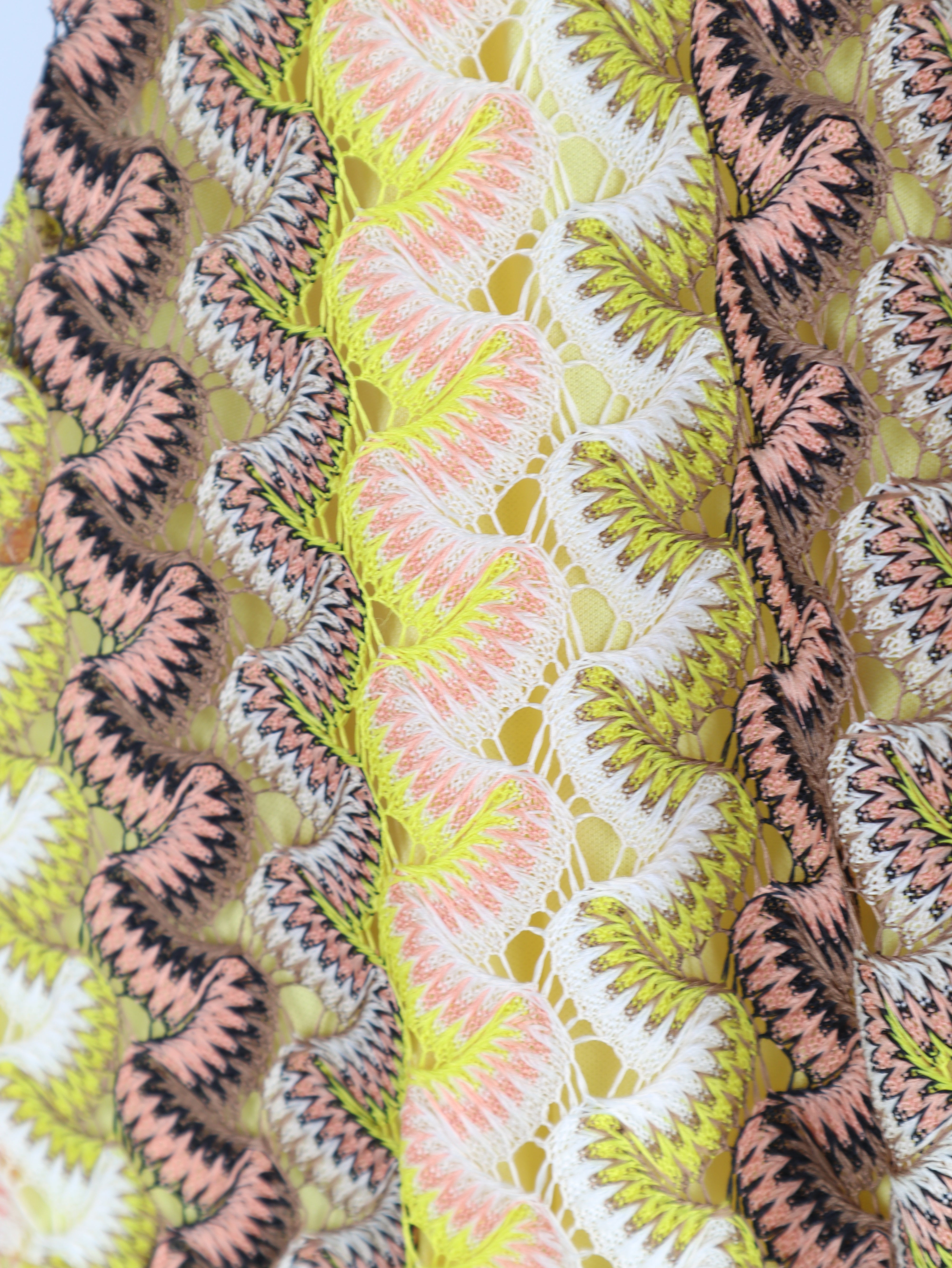 Boho-Maxikleid im Retro-Wellenmuster mit Rückenausschnitt