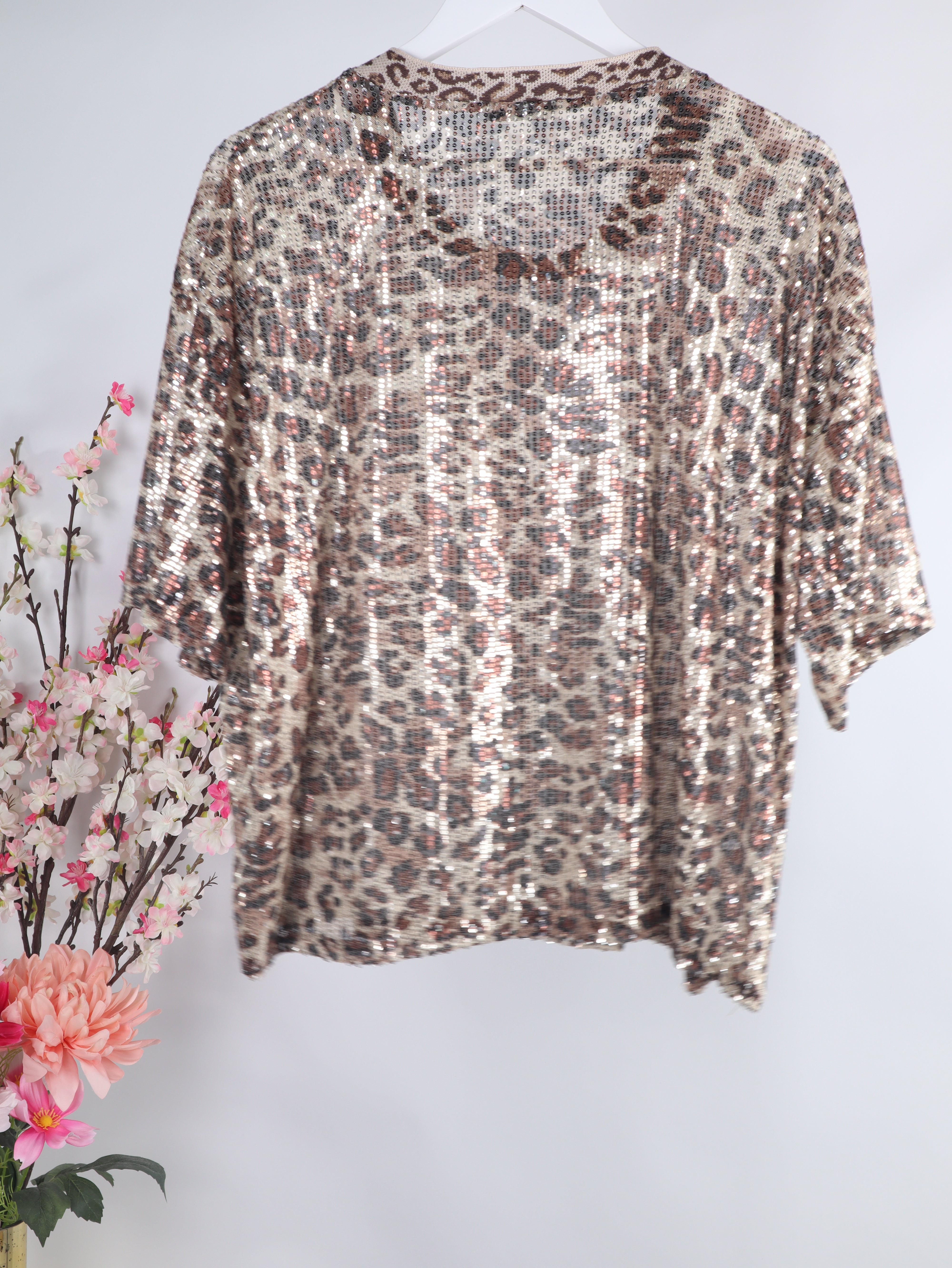 Pailletten-Shirt mit Leo-Muster