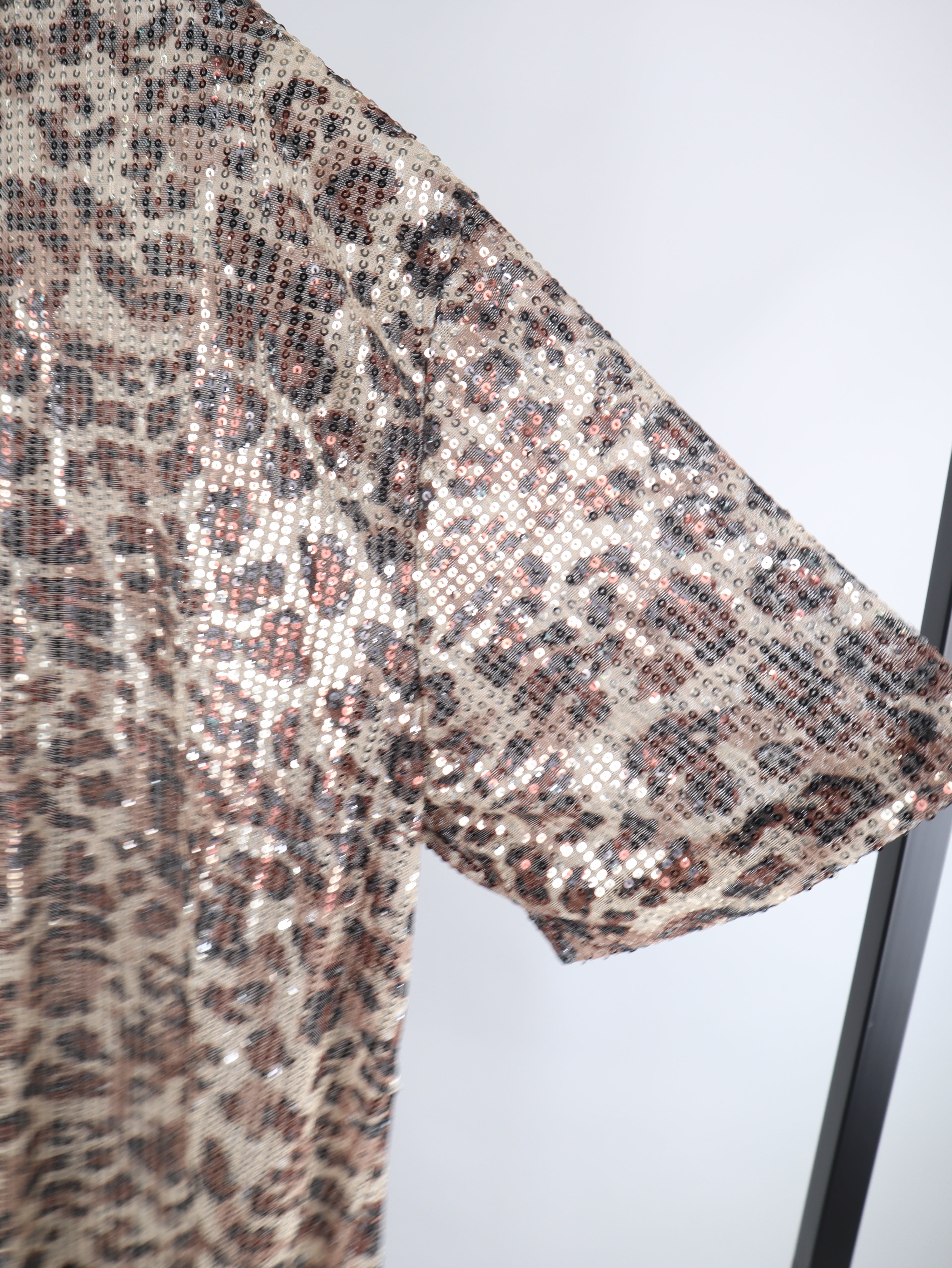 Pailletten-Shirt mit Leo-Muster