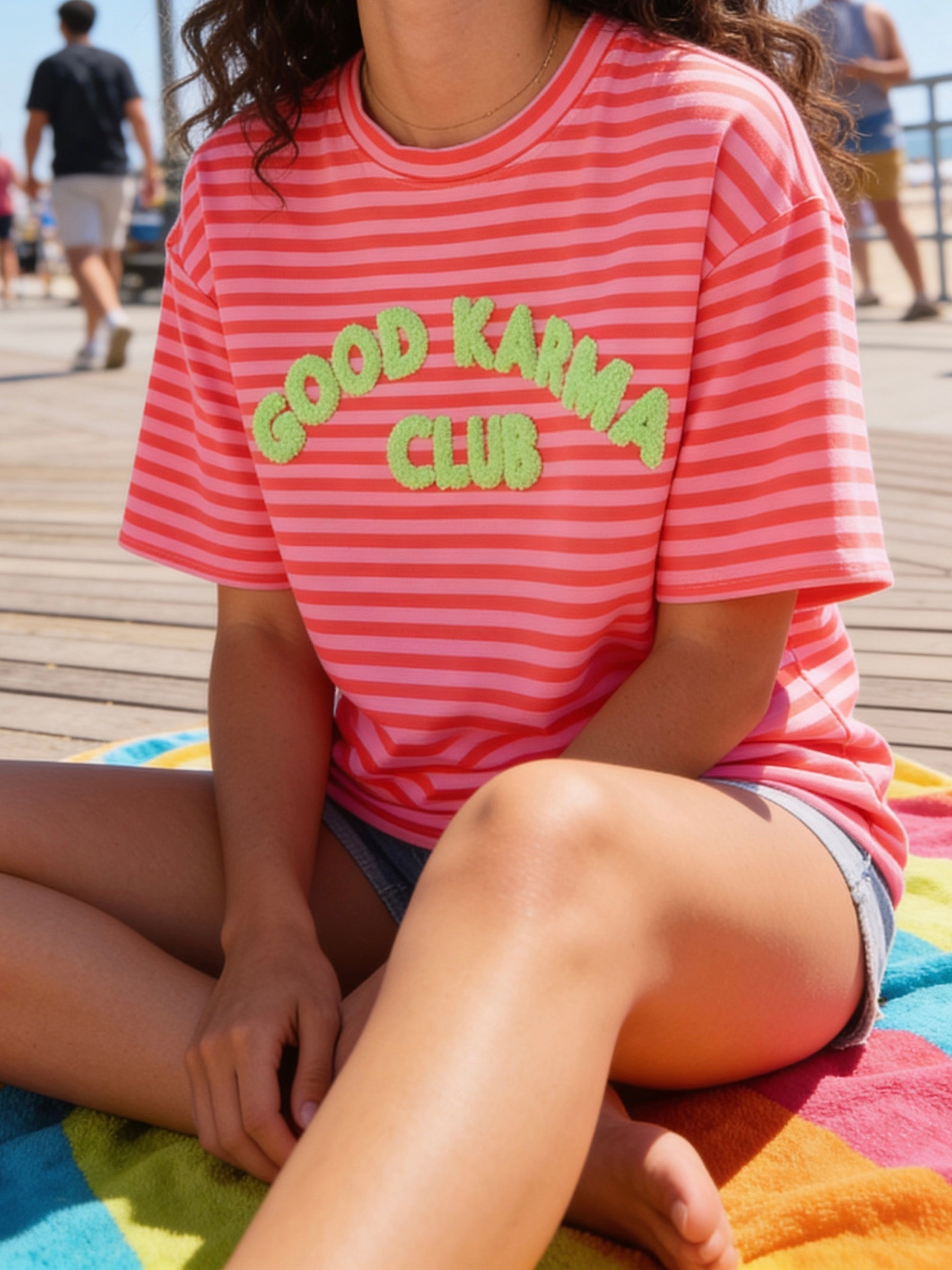 Gestreiftes Sweatshirt „GOOD KARMA CLUB“