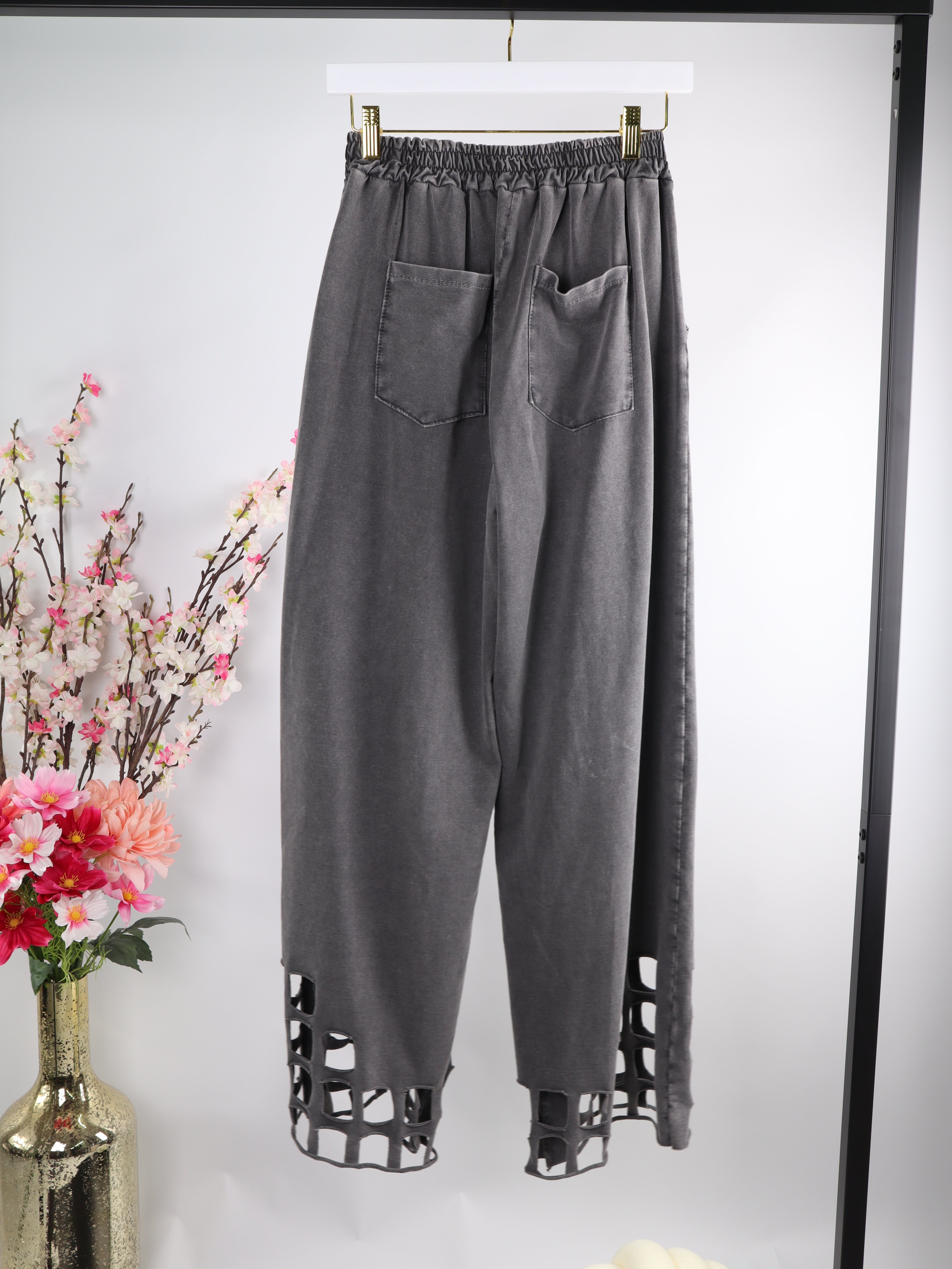 Graue Hose mit Cut-Out