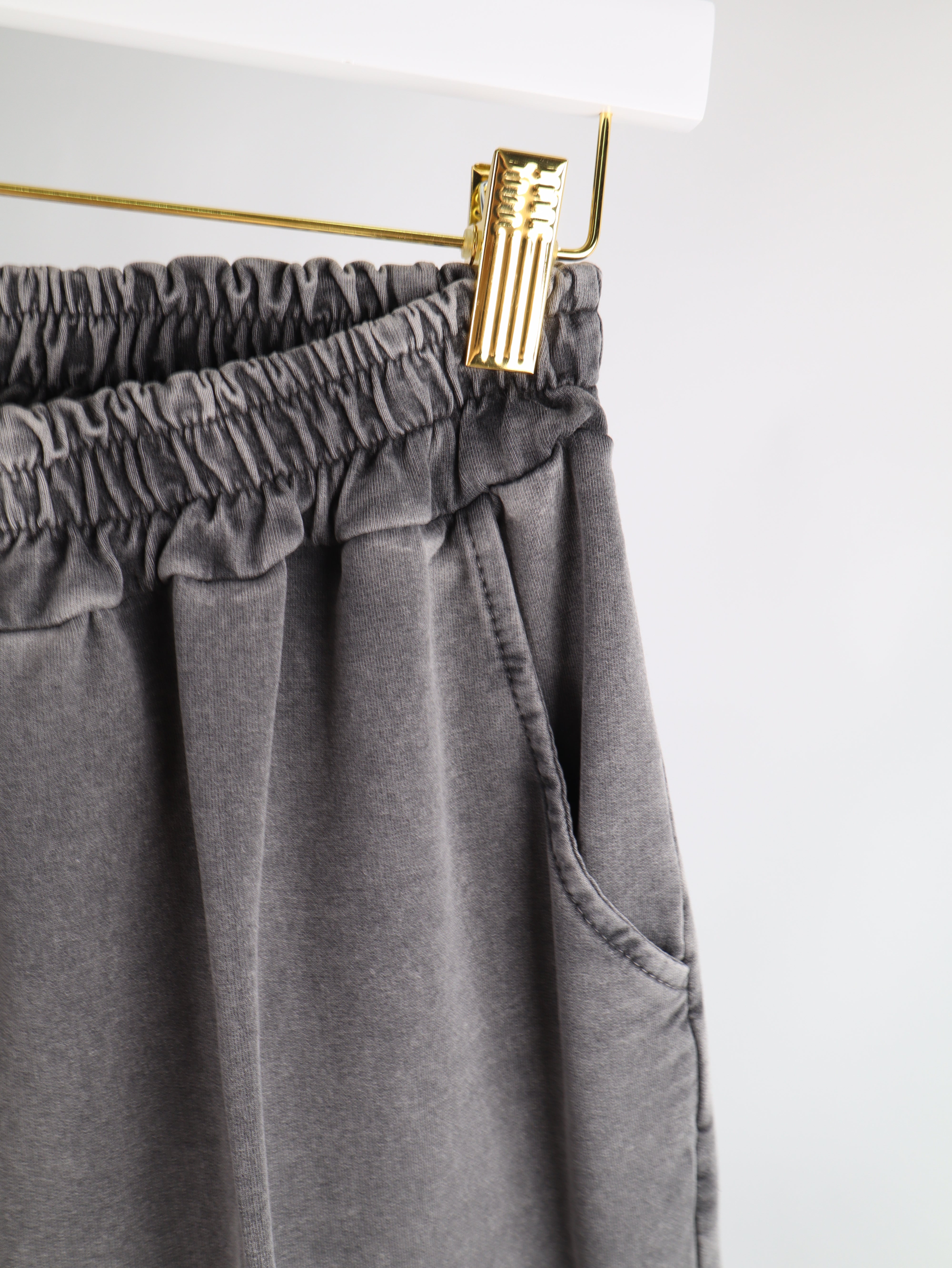 Graue Hose mit Cut-Out