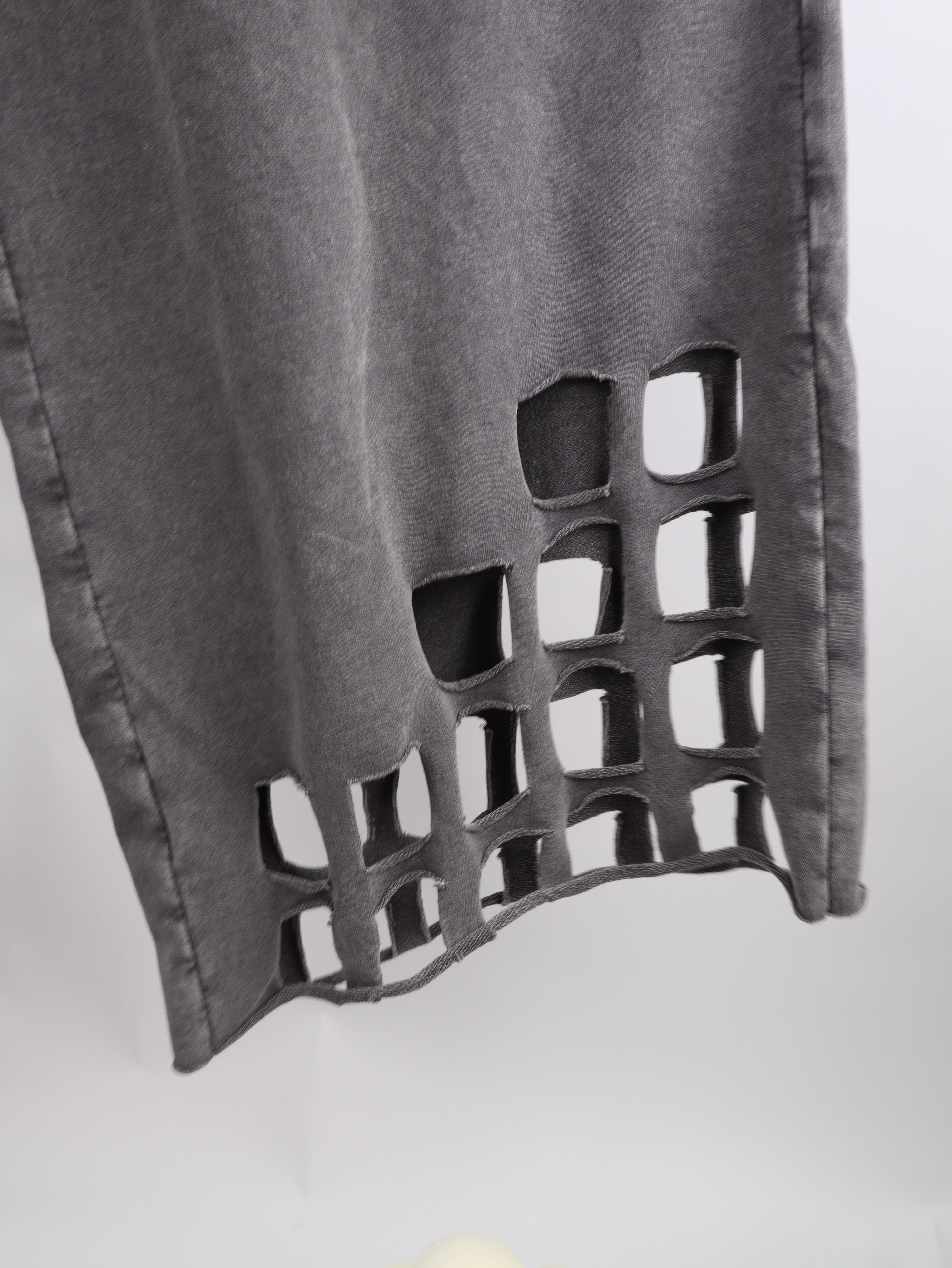 Graue Hose mit Cut-Out
