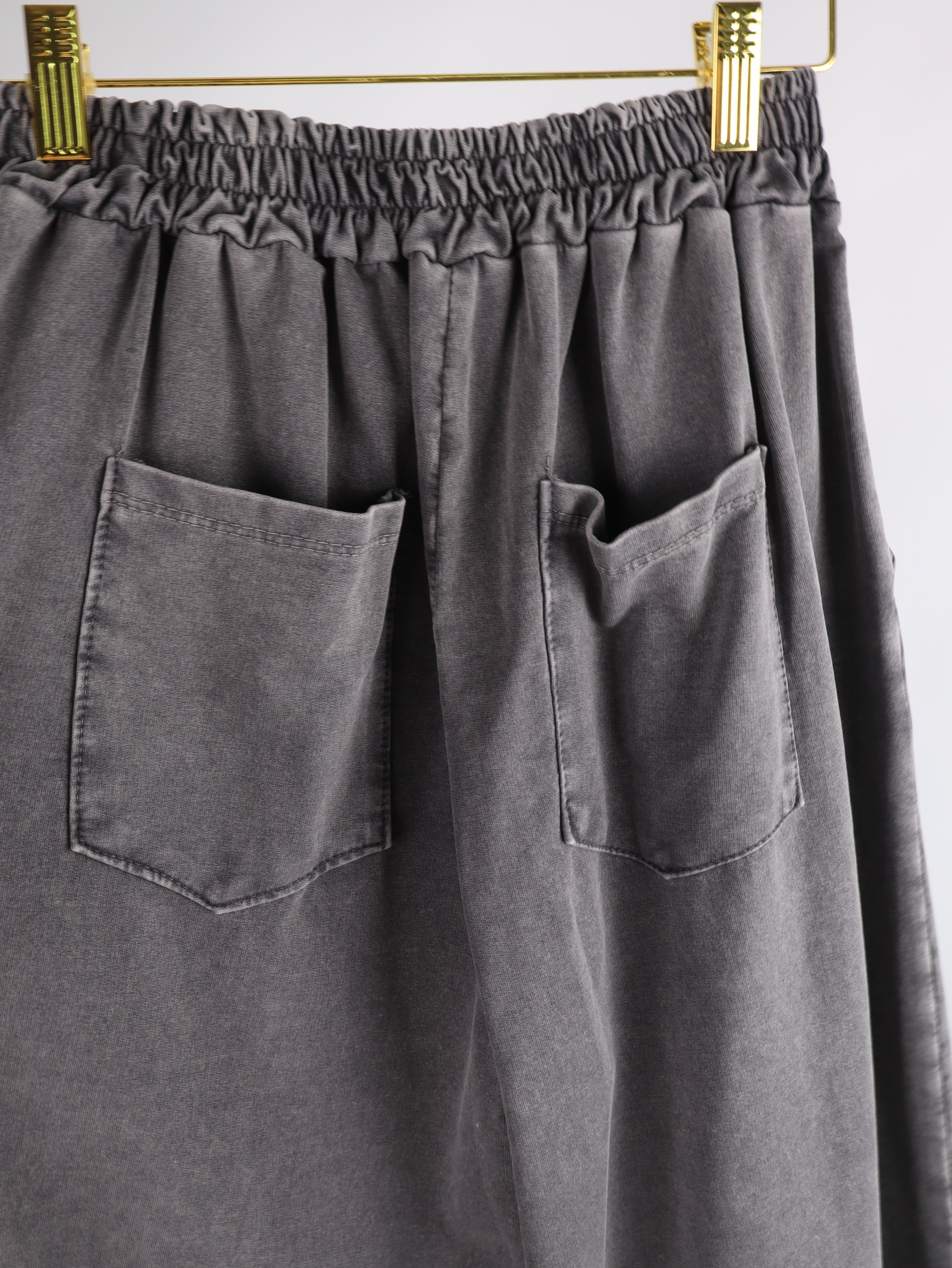 Graue Hose mit Cut-Out