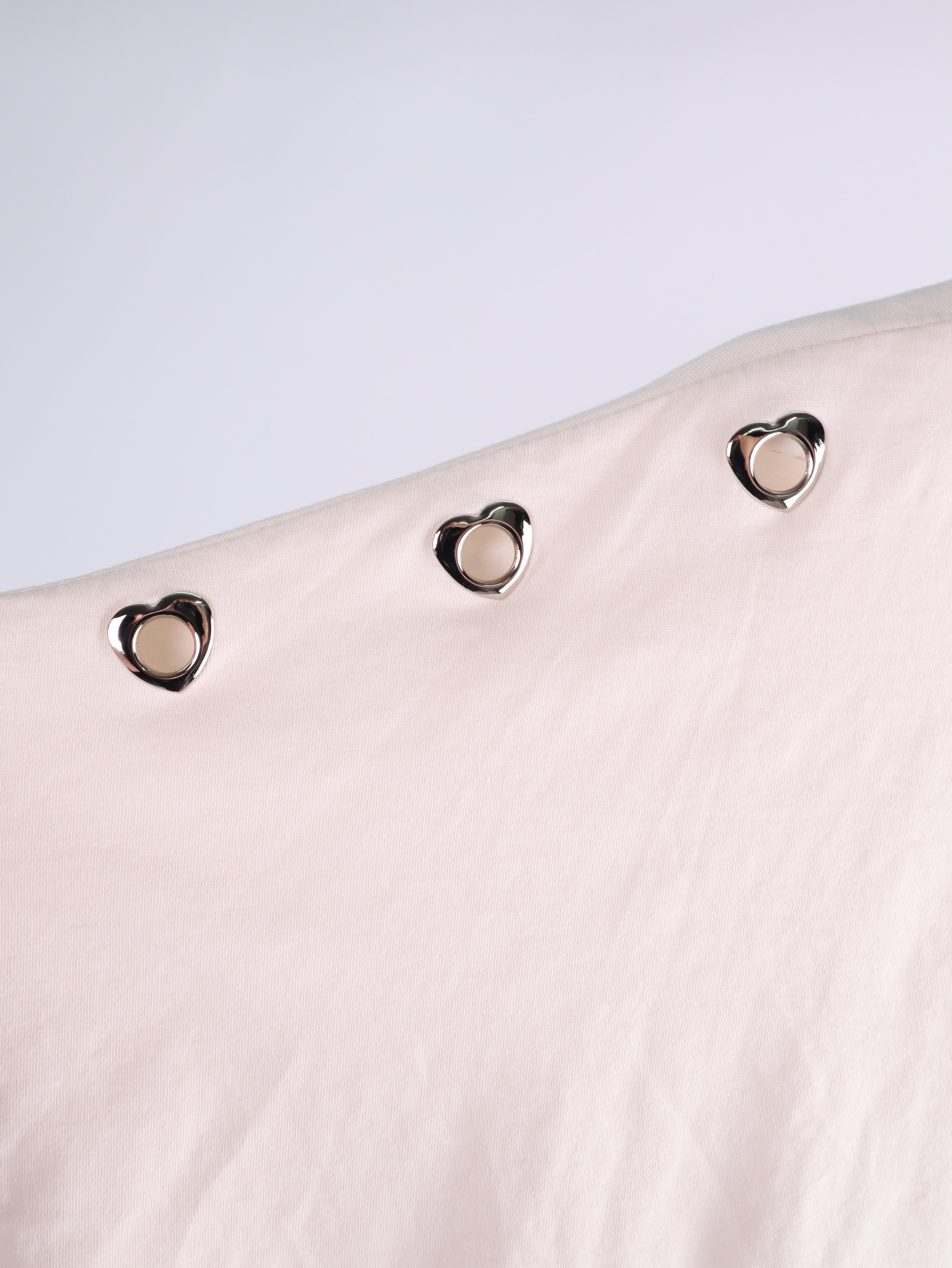 Oversize Shirt mit Herz-Ösen & seitlicher Raffung