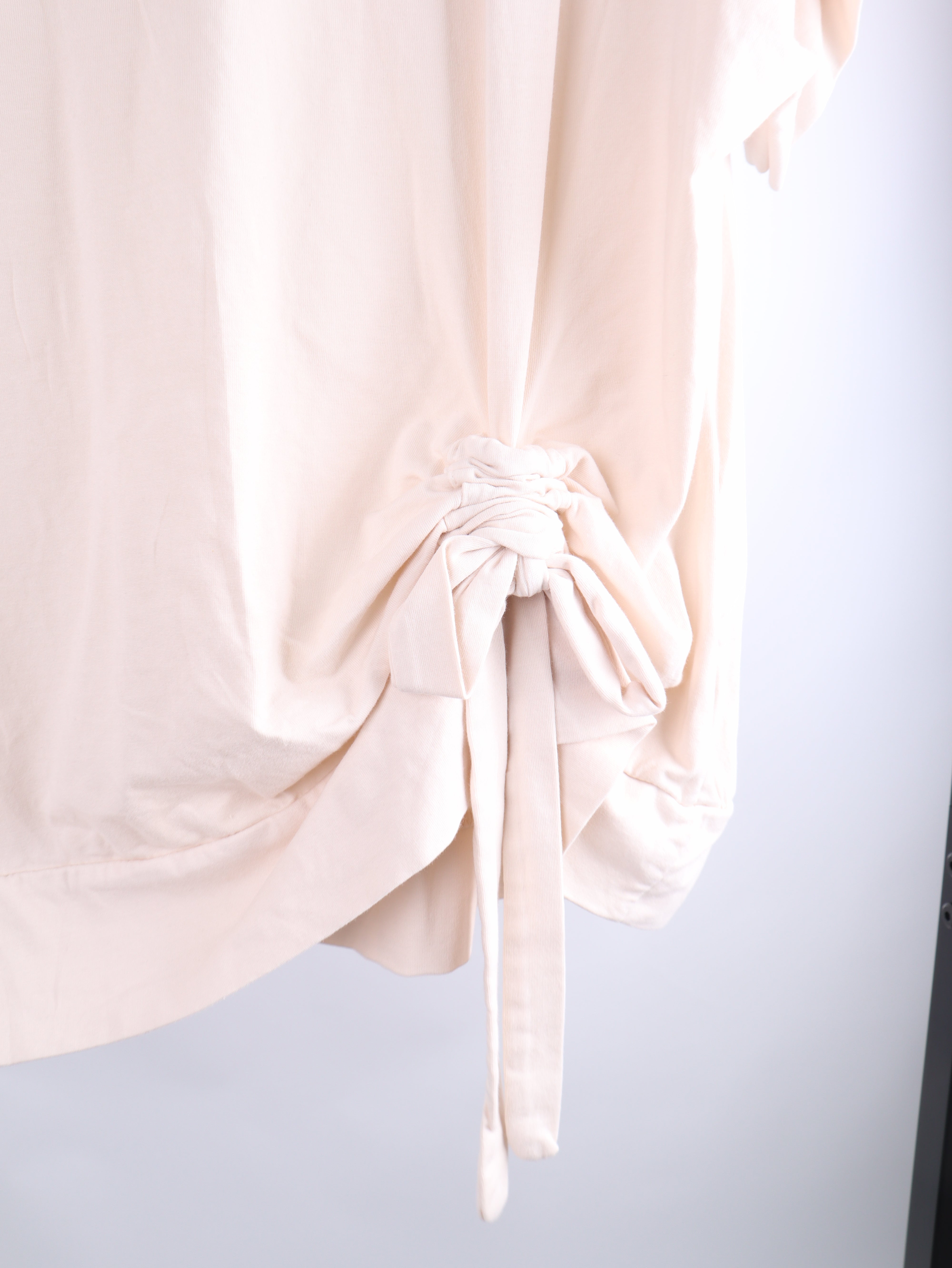 Oversize Shirt mit Herz-Ösen & seitlicher Raffung