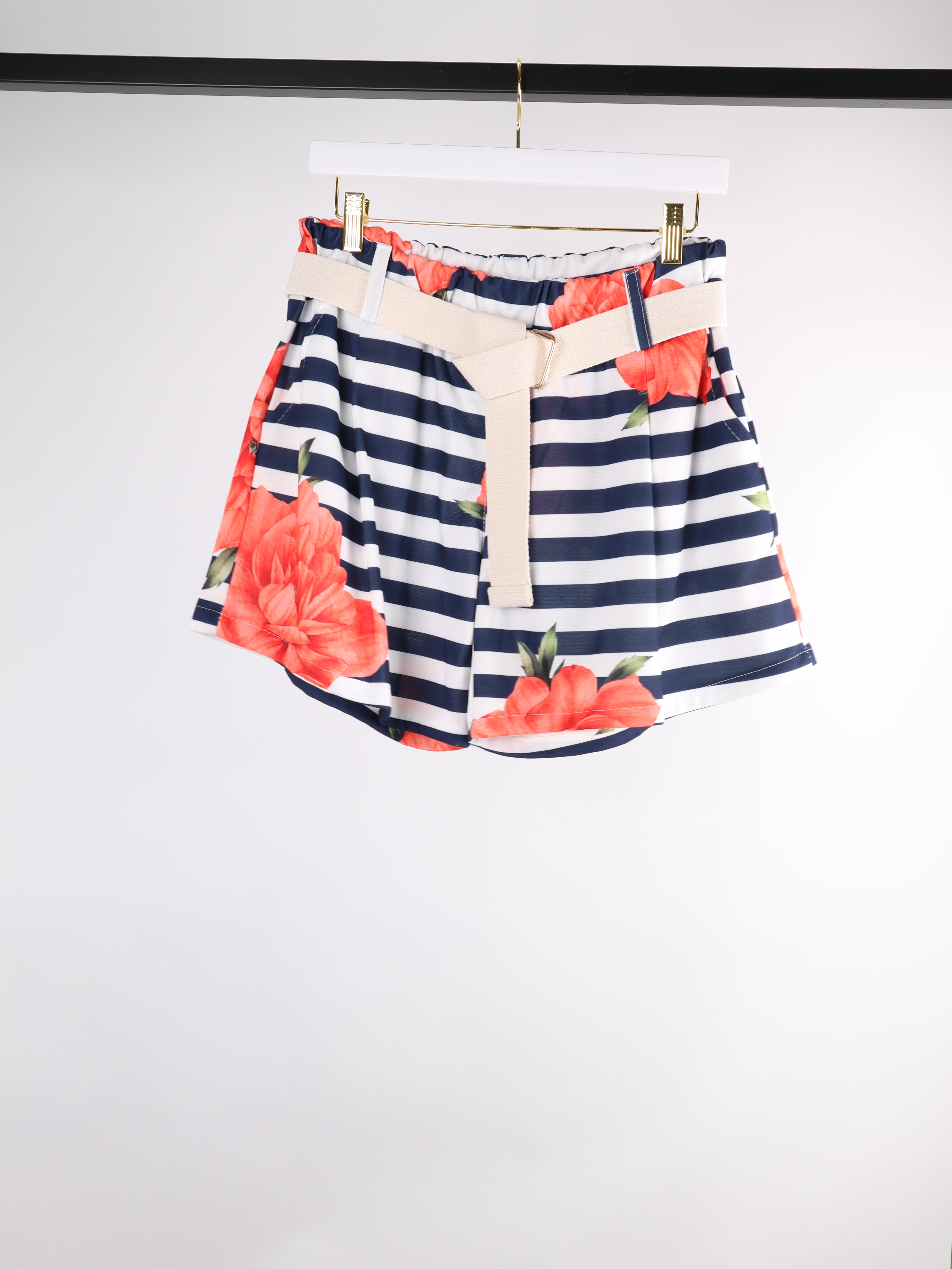Shorts mit Streifen- und Blumenprint inkl. Gürtel