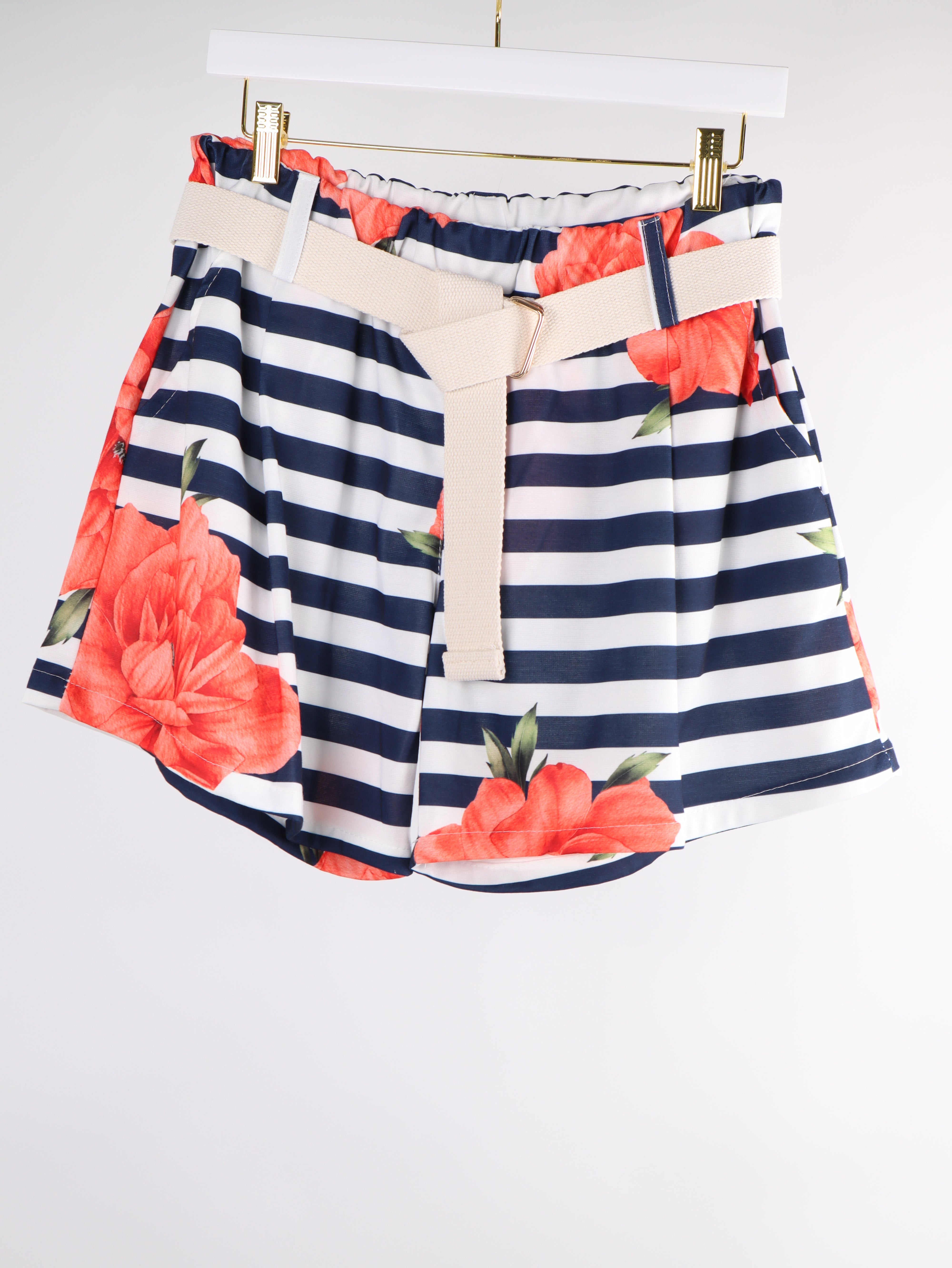 Shorts mit Streifen- und Blumenprint inkl. Gürtel