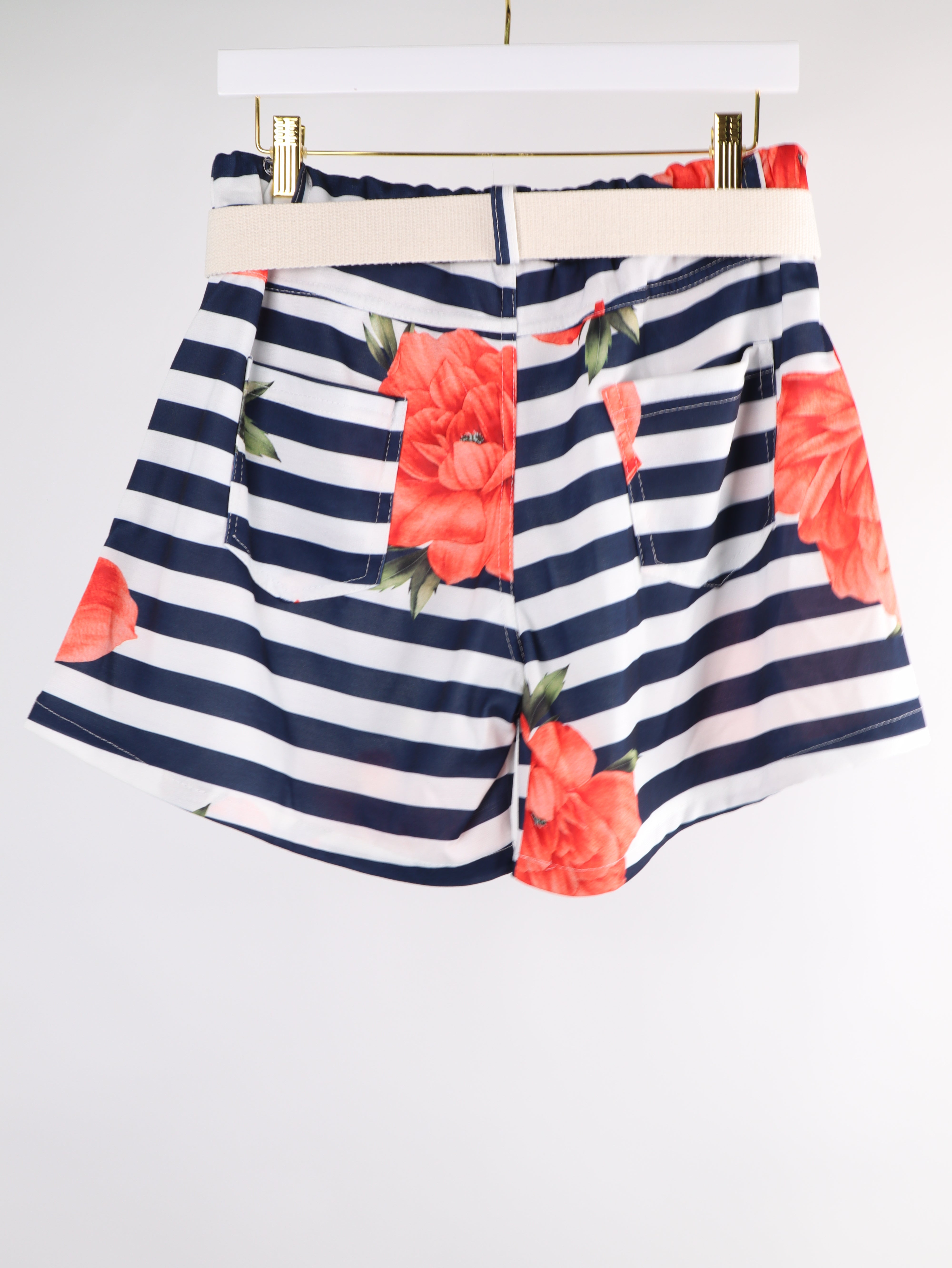 Shorts mit Streifen- und Blumenprint inkl. Gürtel