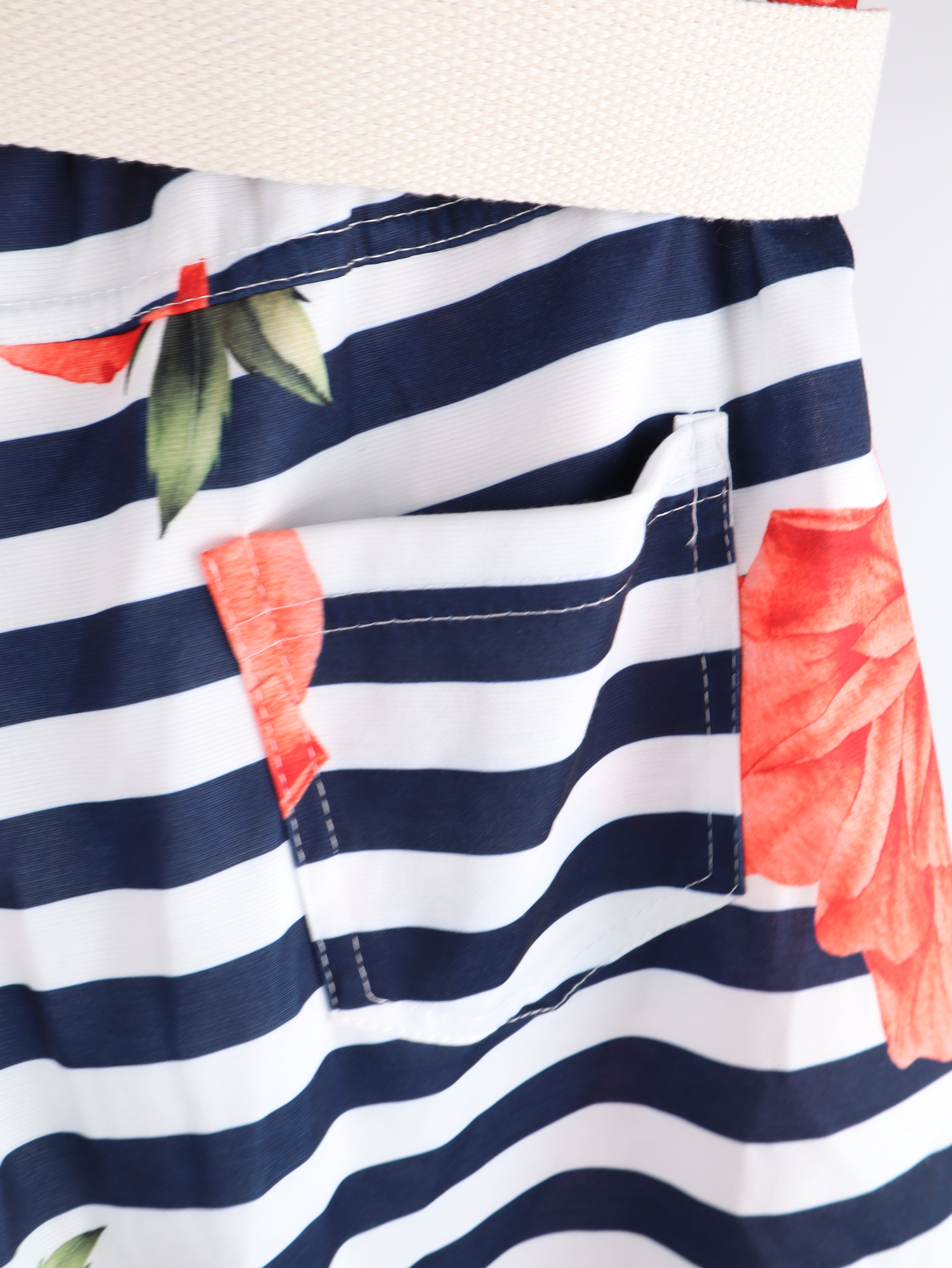 Shorts mit Streifen- und Blumenprint inkl. Gürtel